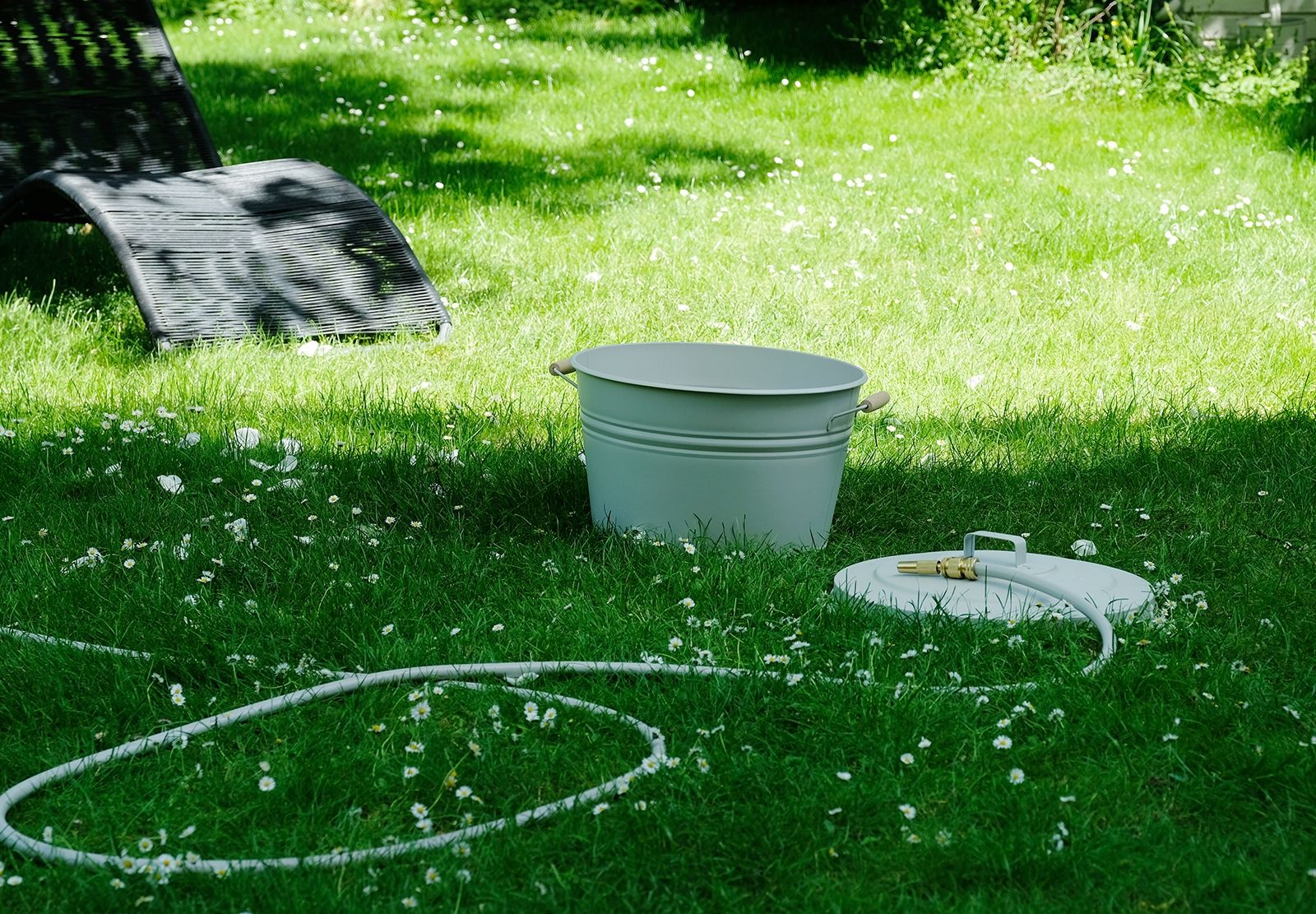 Wer nach dem Sprengen nicht sofort aufräumen möchte, lässt den schönen Gartenschlauch einfach mal liegen