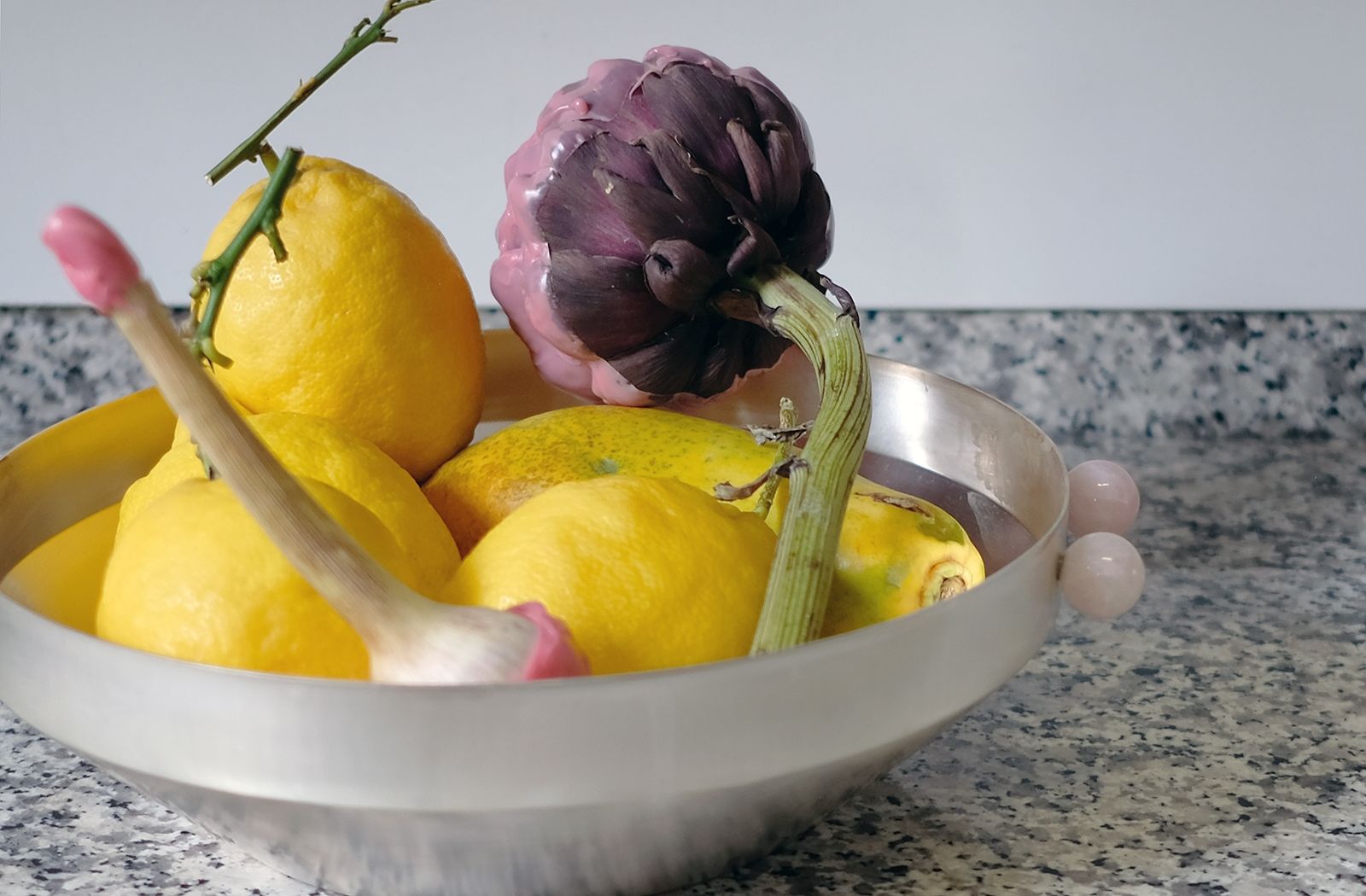Triangular Bowl, versilbertes Messing, Griffe aus Rosenquarz