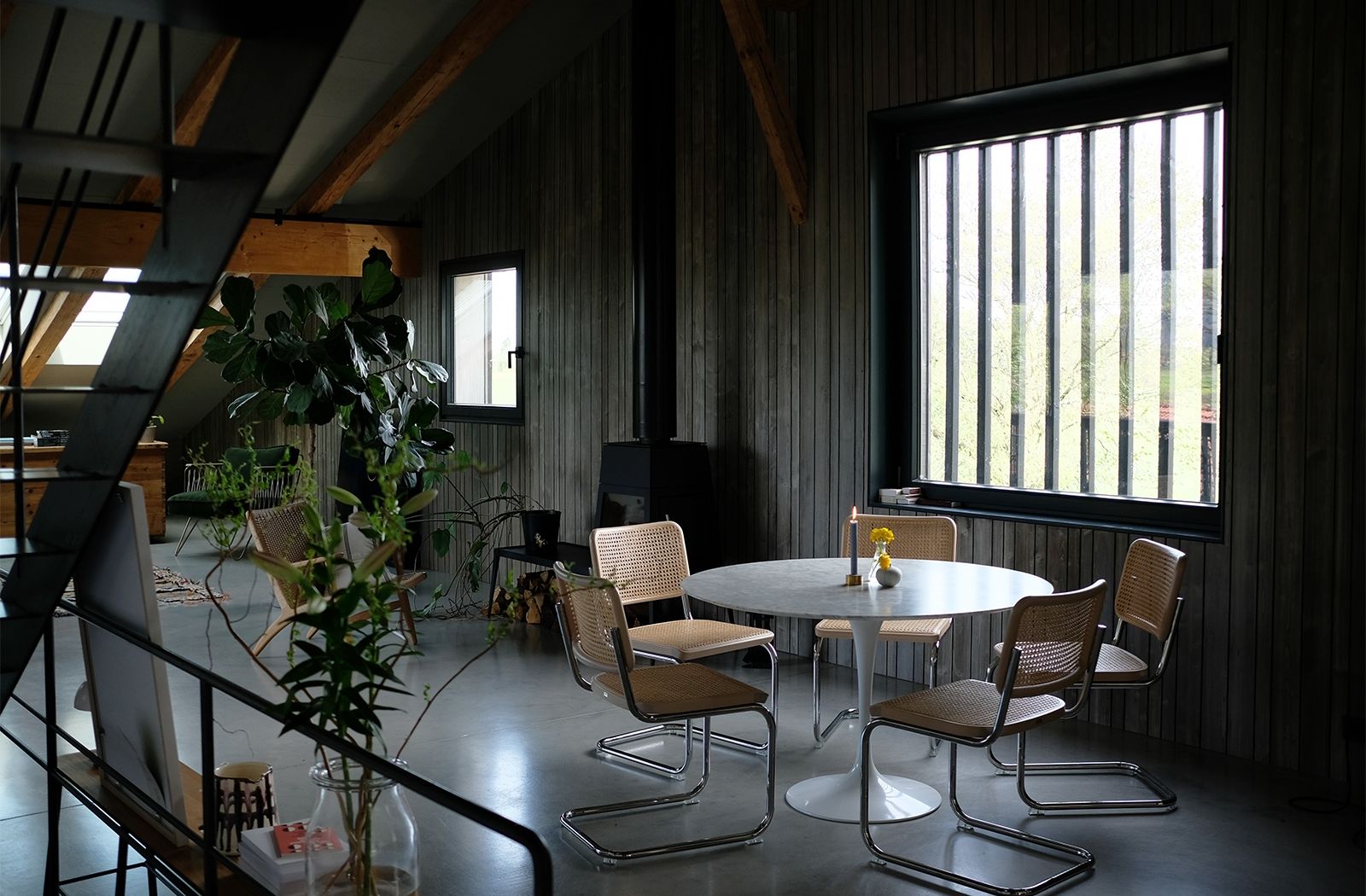 Die ehemalige Tenne eines alten Bauernhauses in Marquartstein ist nun ein großzügiges, offen gestaltetes Loft, ein Teil des Bauprojekts Ménage Á Trois (2016-2019) des Architekturbüros Band, München