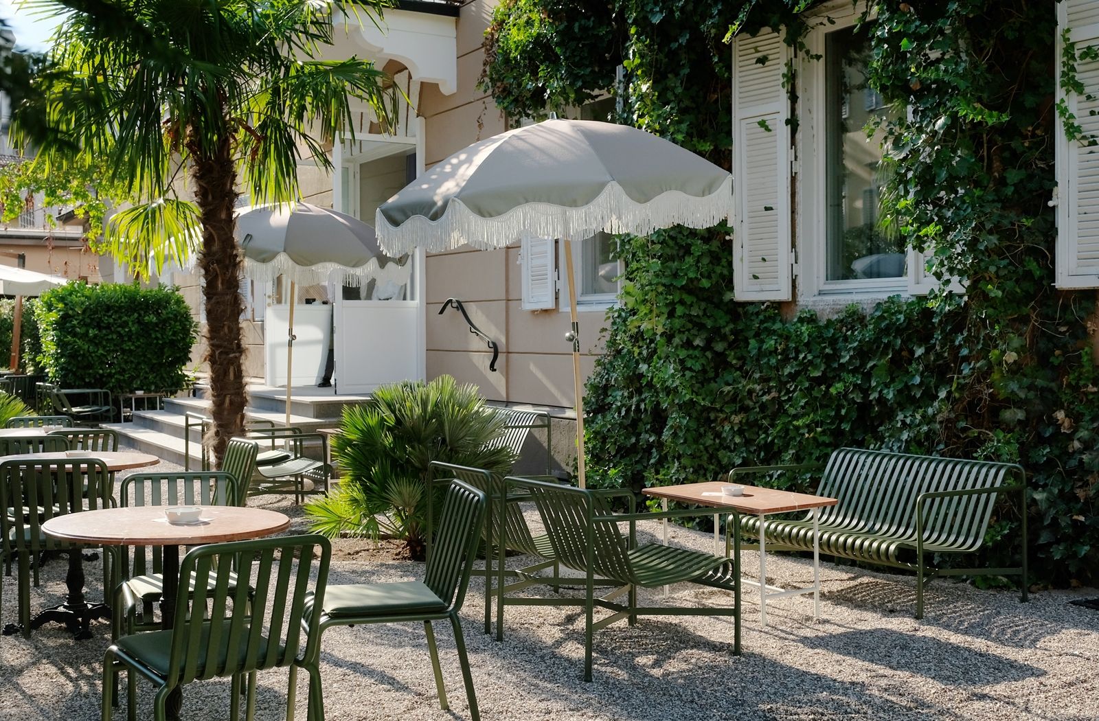 Bitte Platz nehmen und entspannen – Der große Garten des Parkhotel Mondschein ist eine Oase mitten in der Stadt