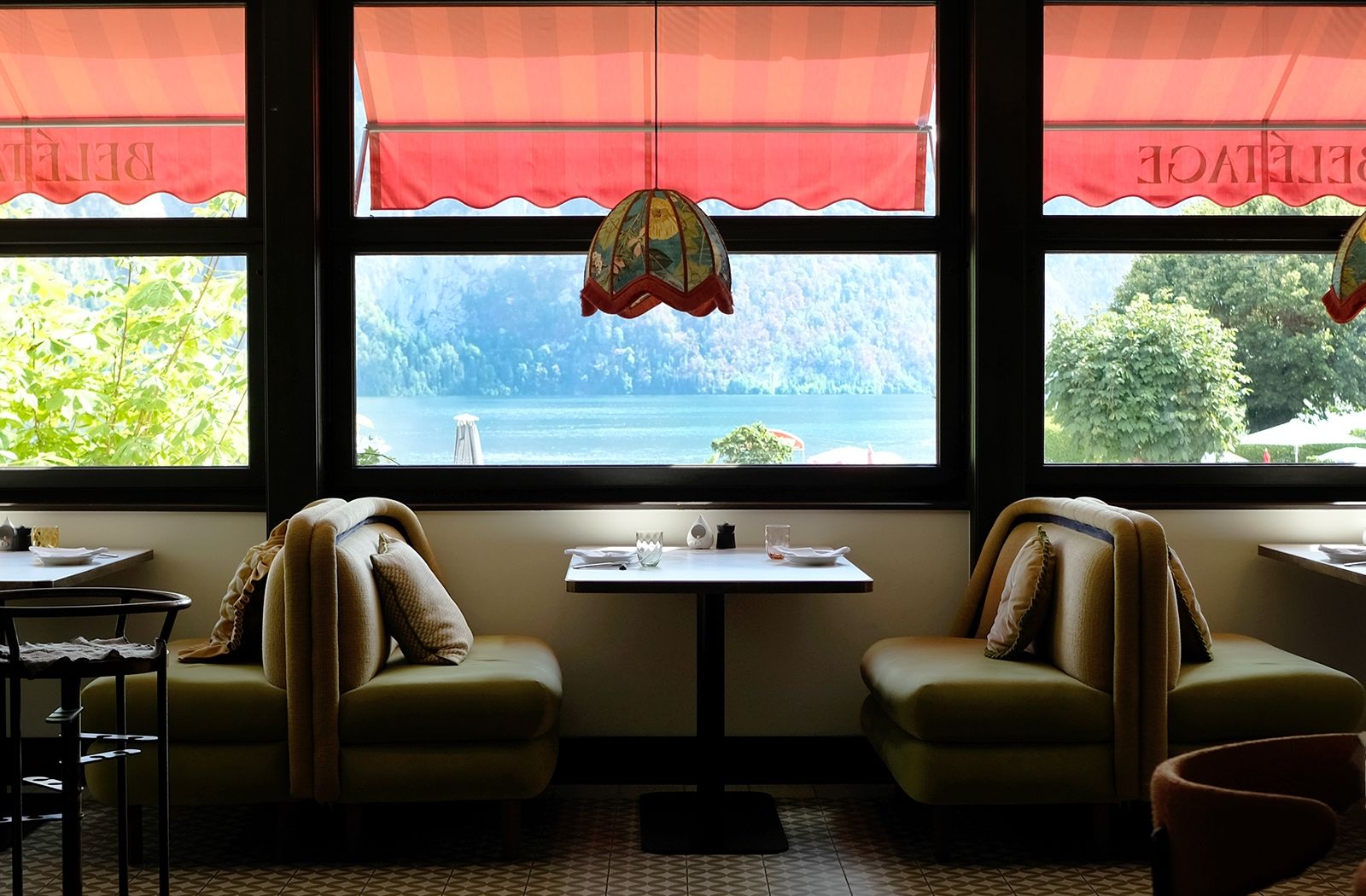 Nach einjähriger Umbauphase und dem Rebranding des Hotels 2023/24 (Arkan Zeytinoglu Architects, Wien) entstand die Belétage in der Post am See: Hier wird gefrühstückt, abends fantastisch gegessen, die Bar für den Ausklang des Tages gleich nebenan; Polsterbänke mit Stoffen von JAB, Design Arkan Zeytinoglu, Leuchten über den Tischen, angefertigt in Tarvis, Venedig, Fliesen von Cevica, Valencia