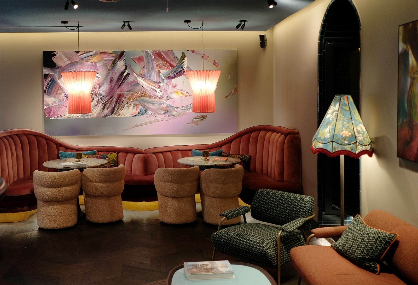 Viele gemütliche Sitzgelegenheiten, Bücher und Spiele laden ein, Zeit im »Living Room« des Hotels zu verbringen