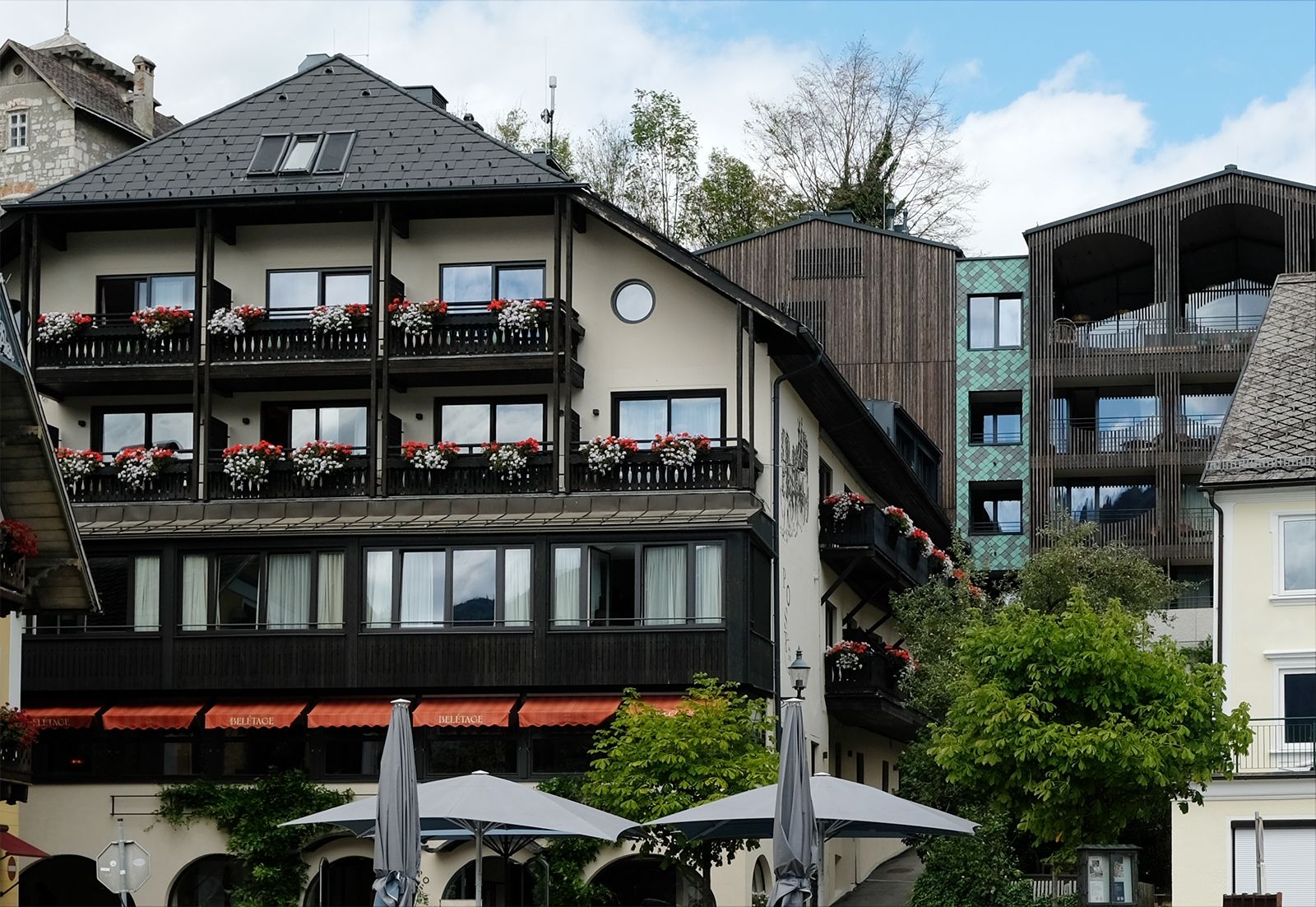 Der historische Teil des Hotels (Schöngeist) kann auf 700 Jahre Gastronomie- bzw Beherbungsgeschichte zurückblicken und steht mit zwei Restaurants und Bar bis heute auch Gästen von außerhalb offen; der 2024 fertig gestellte Neubau (Freigeist) beherbergt neben Zimmern und Suiten das BergSPA und zahlreiche Terrassen, die nur für Hotelgäste zugänglich sind; zwischen den Baukörpern gibt es eine geschindelte Fläche, die zum einen die Farben der umliegenden Natur aufnimmt, zum anderen den Übergang von Alt und Neu wunderbar darstellt