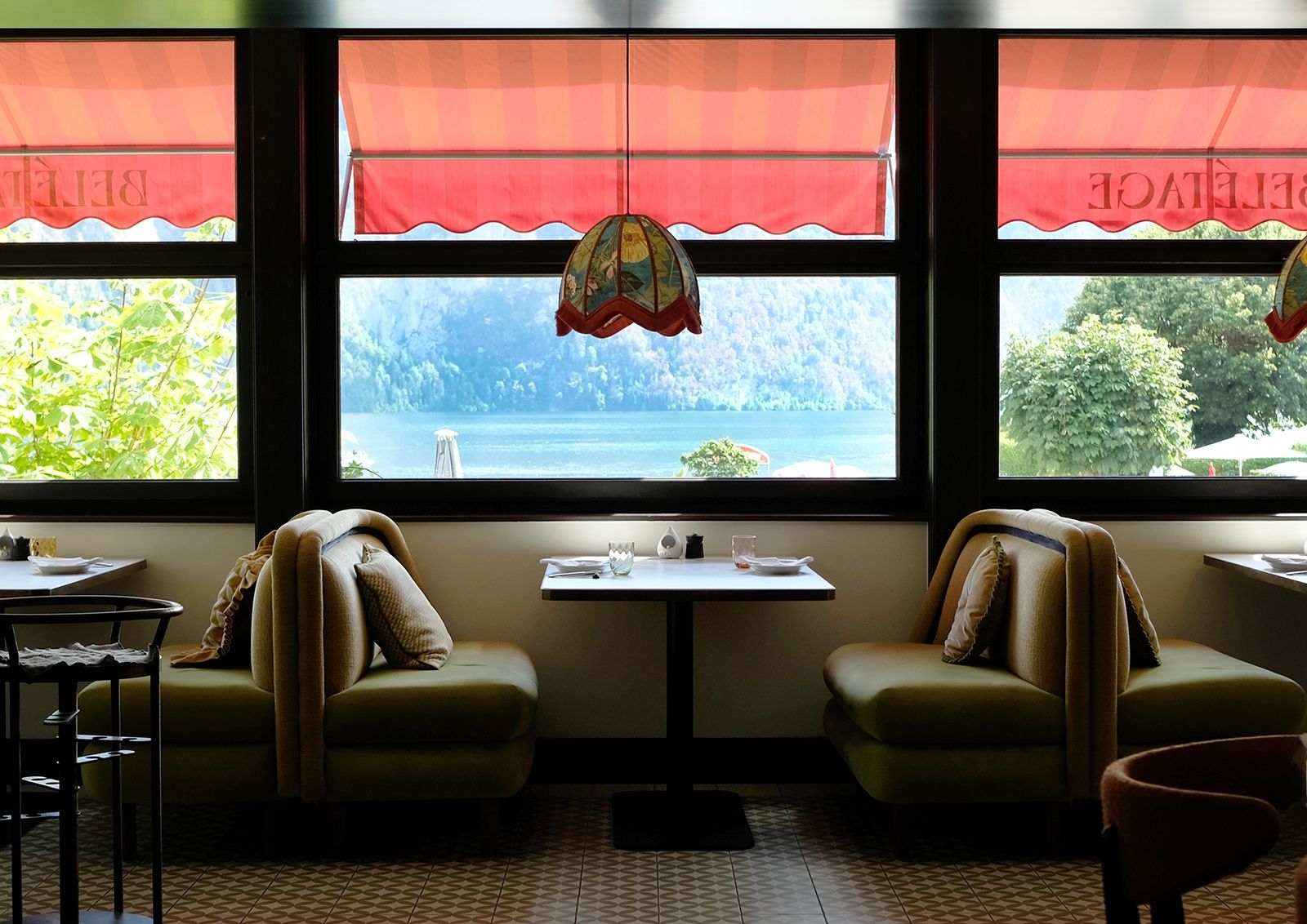 Nach einjähriger Umbauphase und dem Rebranding des Hotels 2023/24 (Arkan Zeytinoglu Architects, Wien) entstand die Belétage in der Post am See: Hier wird gefrühstückt, abends fantastisch gegessen, die Bar für den Ausklang des Tages gleich nebenan; Polsterbänke mit Stoffen von JAB, Design Arkan Zeytinoglu, Leuchten über den Tischen, angefertigt in Tarvis, Venedig, Fliesen von Cevica, Valencia