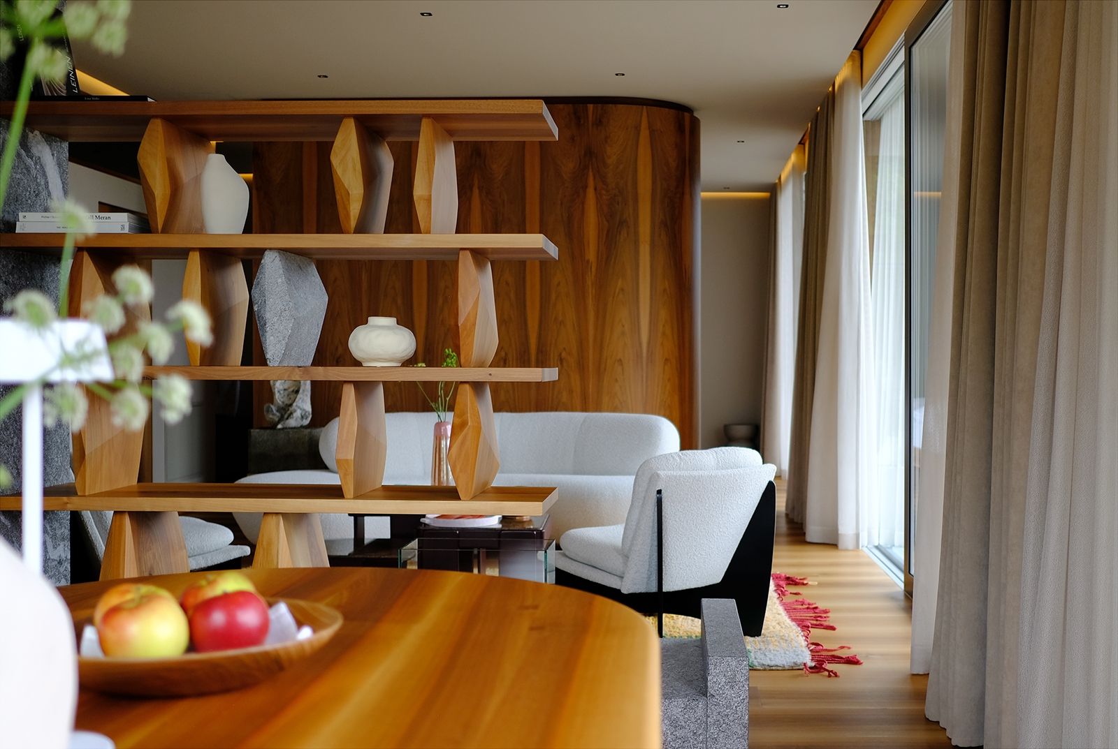 Open Plan – Der zum Süden mit Schiebetüren vollständig verglaste Spazio 46 kann als eigenständige Einheit für zwei Gäste gebucht werden; Küche mit Essplatz, Wohnbereich, Schlaf- und Badezimmer fließen behutsam ineinander über und bieten viel Platz für einen entspannten Aufenthalt mit Privatsphäre