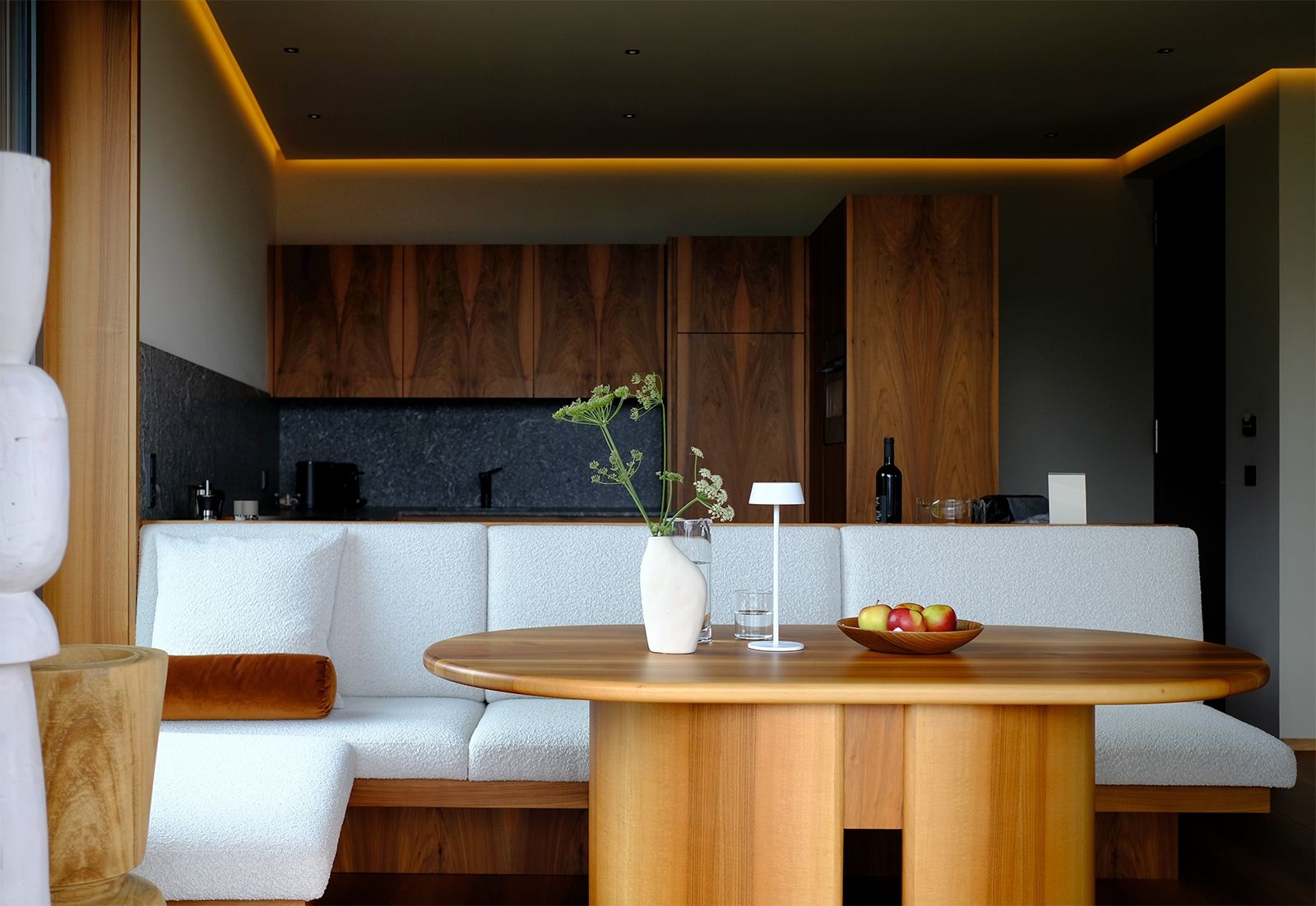 Das Interieur des Spazio 46 wurde von dem (gebürtigen) Südtiroler Architekten und Designer Hannes Peer (HPA Mailand) entworfen; Eckbank mit Bezug Serafino (Baumwolle & Leinen Bouclé, Dedar) und Tisch aus Südtiroler Nuss, Custom Design HPA