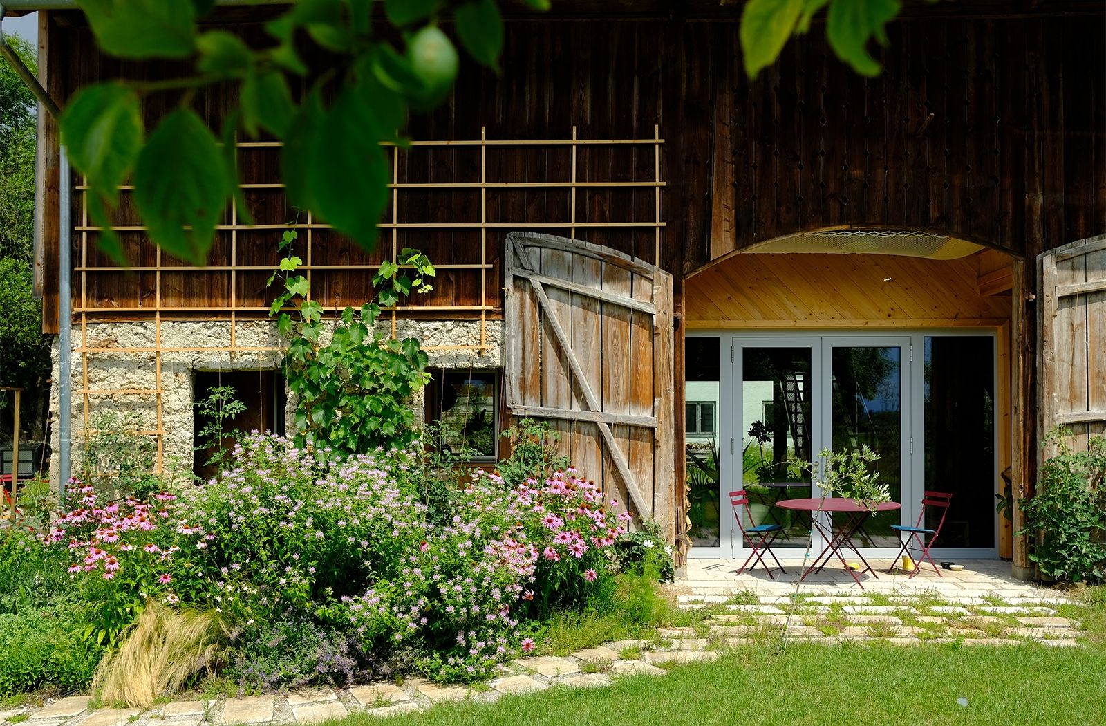 Seit 2023 wohnen Lena und Hannes mit ihren zwei Kindern in einem zum Familienhaus umgebauten Stadl (VPR Architektinnen & Charlotte Reith), umgeben von Wiesen und mit freier Sicht auf die weite Natur