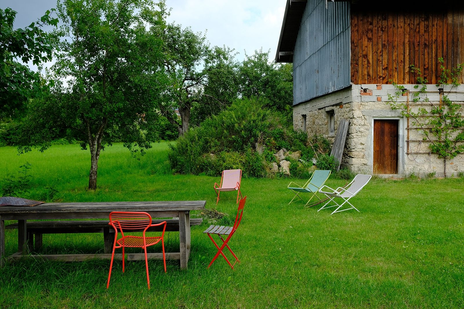 Ehemals ein Dreiseithof, heute nur noch ein Ensemble aus zwei Gebäuden mit großem Garten und viel (verpachteter) Wiesenfläche