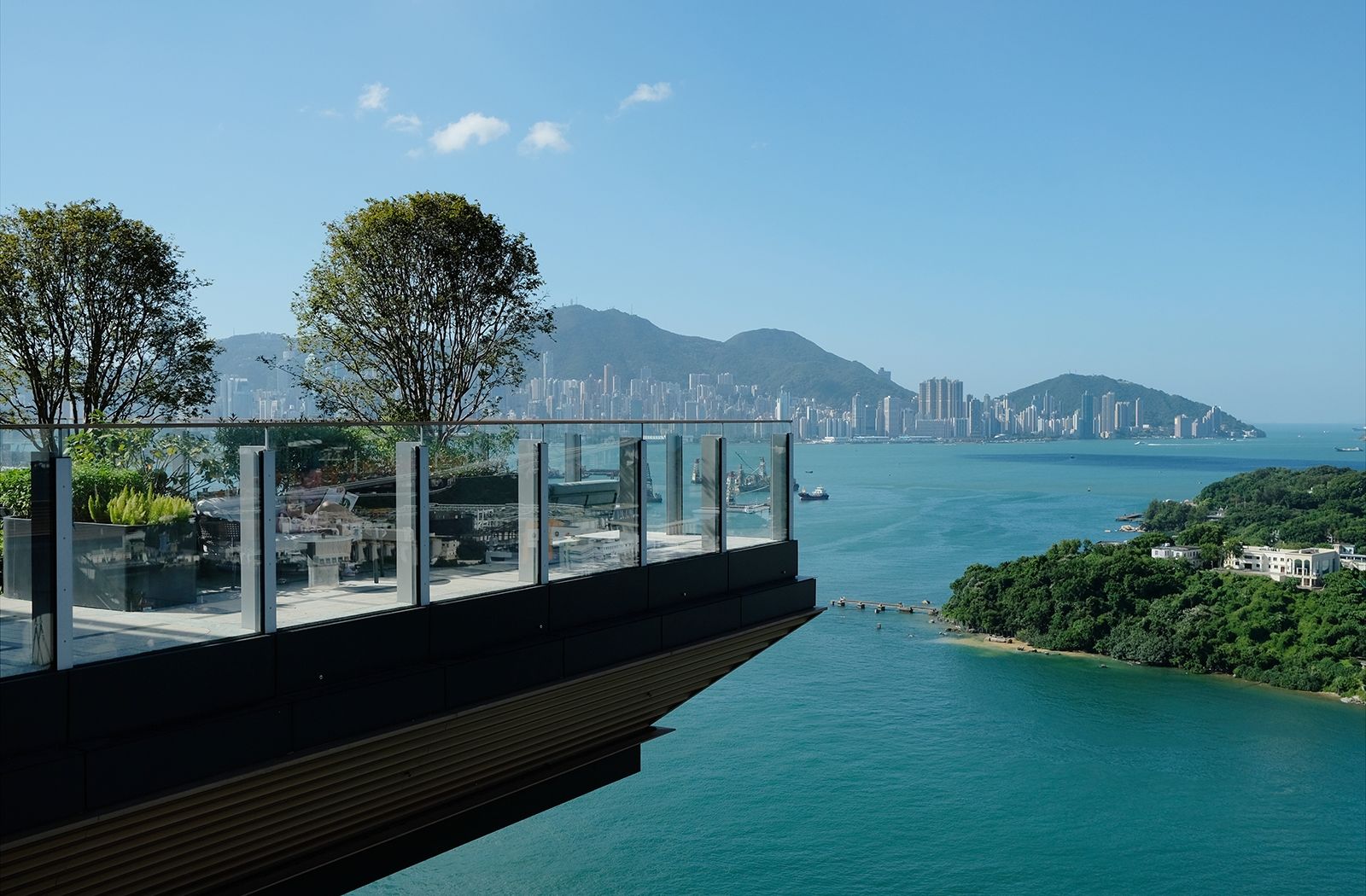 Hongkong Living (kurz- oder langfristiger Aufenthalt), Co- und Networking, Meetings, Sport, Wellness und ca. 5000 qm Gemeinschaftsfläche im Innen- und Außenbereich – immer mit großartiger Aussicht auf die Stadt 