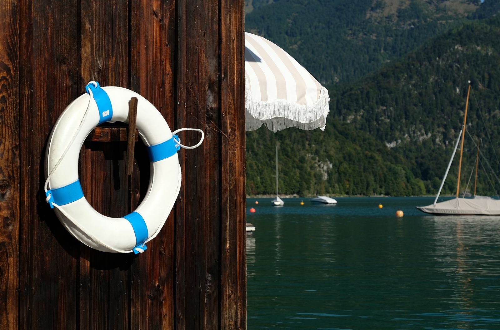 Lieblingsplatz – auf dem Steg sitzen und die Beine im Wasser baumeln lassen oder es sich auf einer der Teakliegen bequem machen