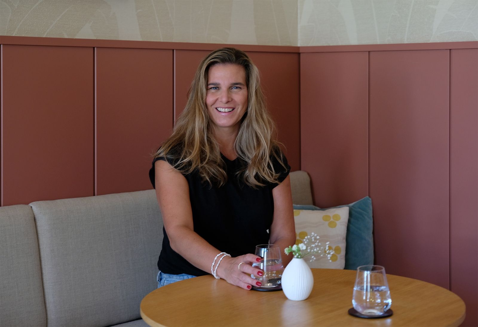 Meet the owner – Dr. Martina Toifl ist Inhaberin der Villa Alma, schaut regelmäßig vorbei und genießt (wenn sie neben der Geschäftsführung der Heym Collections noch Zeit findet) auch gerne einmal vor Ort die Sonne, das Wasser und die relaxte Stimmung am See