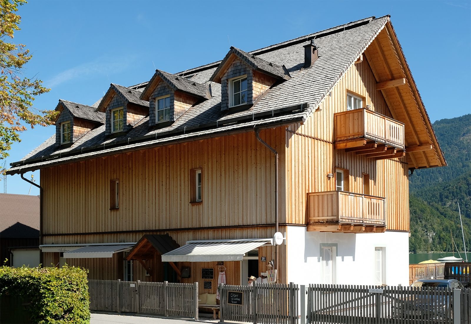 Die Villa Alma liegt in der Nachbarschaft des »Union Yacht Club Wolfgangsee« und des weitläufigen Strandbads direkt am Wasser; ins Zentrum von Sankt Gilgen mit seinen zahlreichen Gasthäusern und Restaurants sind es nur wenige Gehminuten