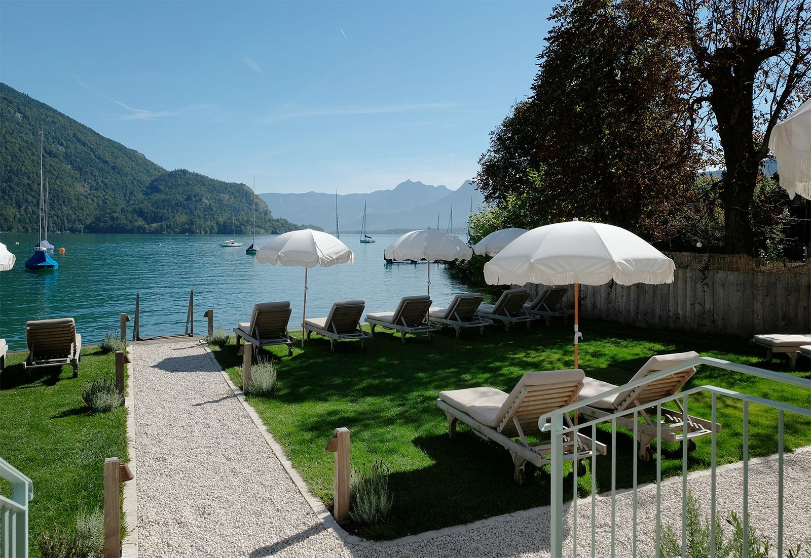 Nach dem Frühstück die Gegend erkunden (Fahrräder stehen im Schuppen gratis bereit) oder doch lieber unter dem Sonnenschirm (Design Business & Pleasure) liegen und die Aussicht auf sich wirken lassen?