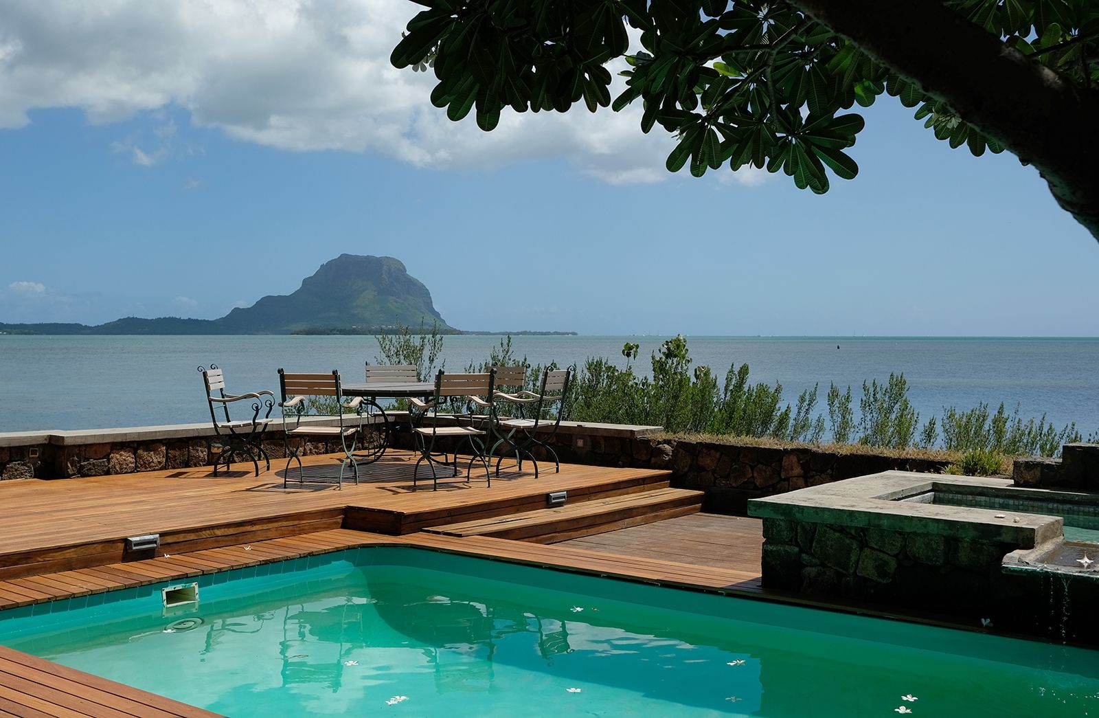 Ein Plätzchen im Schatten mit Blick auf Le Morne, das Meer und nichts als wohltuende Ruhe (bis auf das Vogelgezwitscher und das leise Klicken und Klopfen hunderter Krebse, die beim Näherkommen blitzschnell in ihre Sandlöcher schlüpfen); der größte Luxus: immer barfuß 
