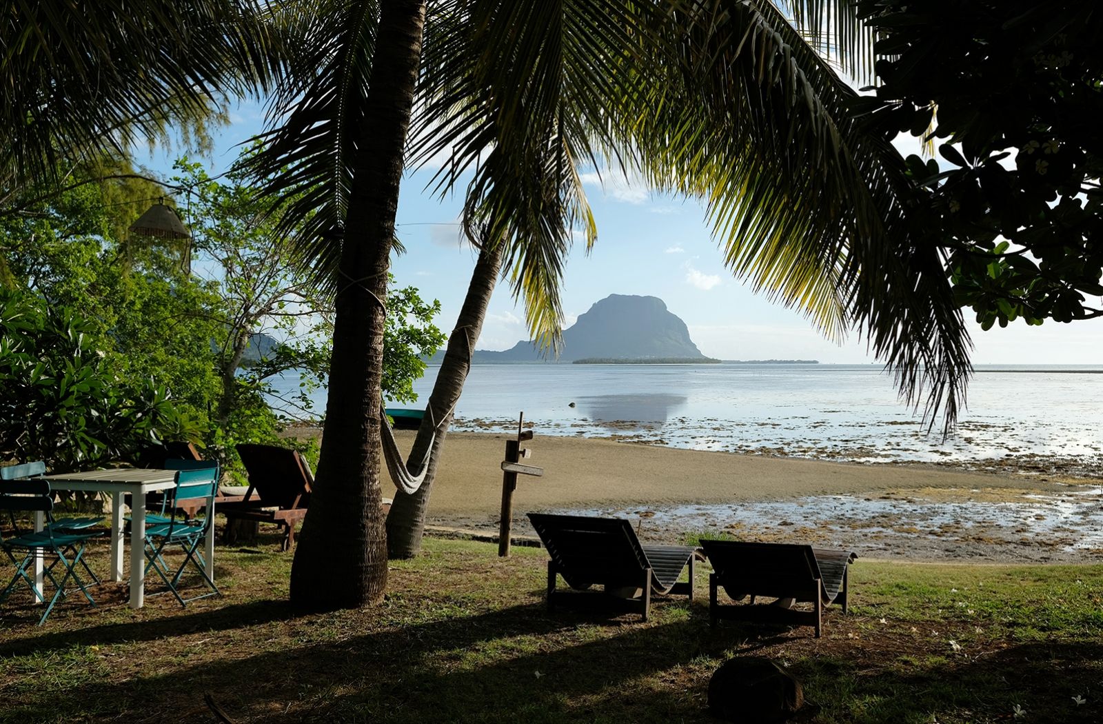 Kleines Paradies – Die Privatinsel Ilot Fortier an der Südwestküste von Mauritius ist nur über eine enge Brücke zu erreichen; die Villa Harmonie von Jean Pierre und Anne ist eines der wenigen Häuser, die sich auf insgesamt 17 Grundstücke verteilen; seit über 30 Jahren im Familienbesitz und seit 2015 als Boutique-Unterkunft buchbar, finden Gäste hier Ruhe und entspannte Natürlichkeit mit Blick auf den Berg Le Morne Brabant 