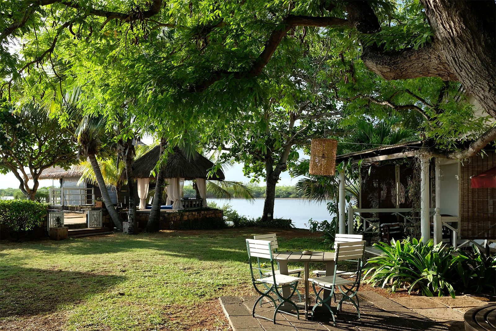 Die Villa Harmonie und ihr weitläufiger tropischer Garten liegen an der Petite Rivière Noire Bay, einer mit Mangroven bewachsenen Lagune; der (große) Fluß Rivière Noire fließt nur wenige Kilometer nördlich in die Bucht