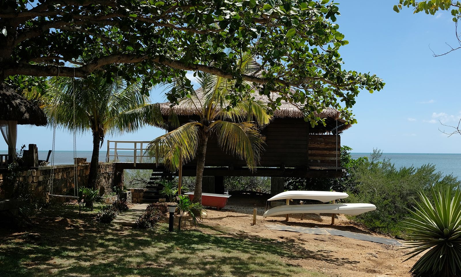 Paradiesisch: Le Faré; die beiden Kajaks stehen den Gästen zur Verfügung um die Lagune zu erkunden