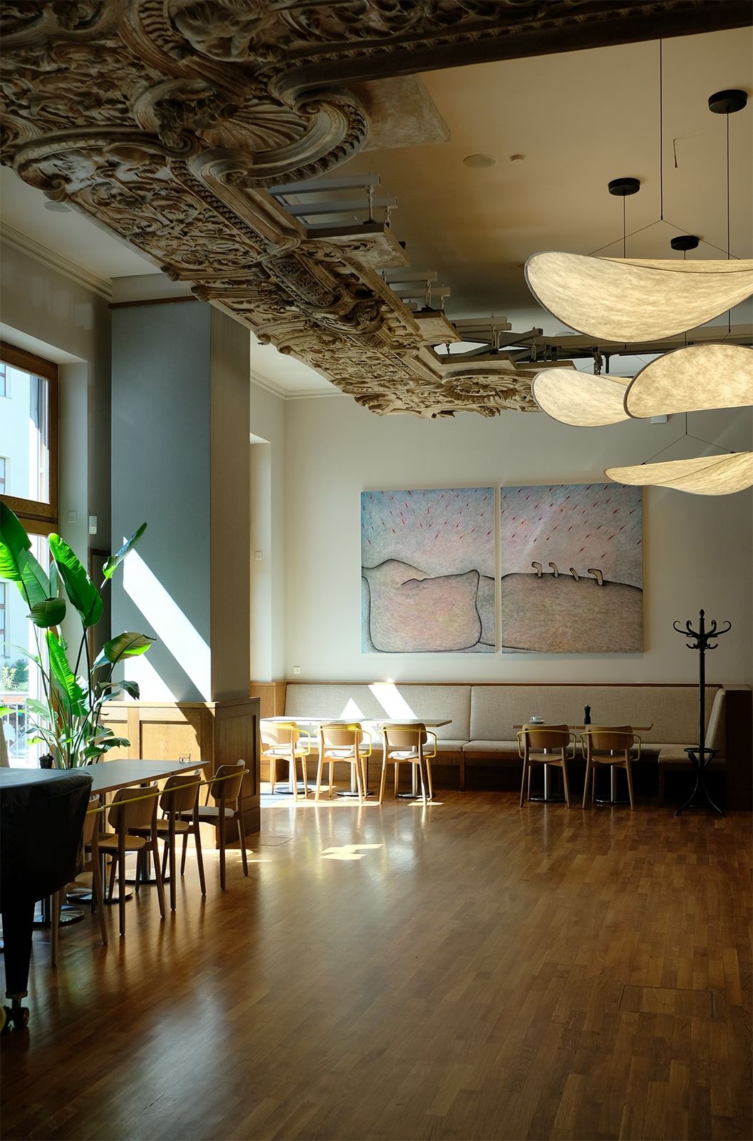 Viel Licht, Parkett, hohe Decken und ein stimmiges Farb- und Materialkonzept – Interior Design zum Wohlfühlen; einen Flügel gibt es auch