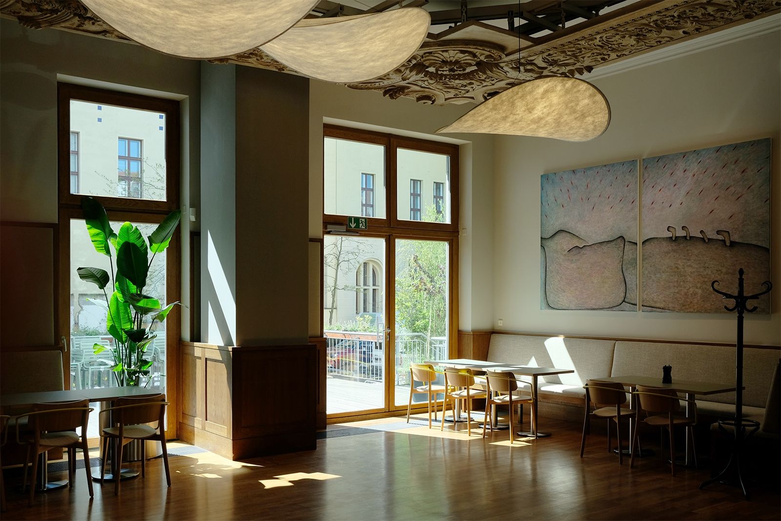 Sonnige Plätze gibt es im Café und auf der vorgelagerten Terrasse mit angrenzendem Innenhof; Artwork by Kristin Hjellegjerde Gallery