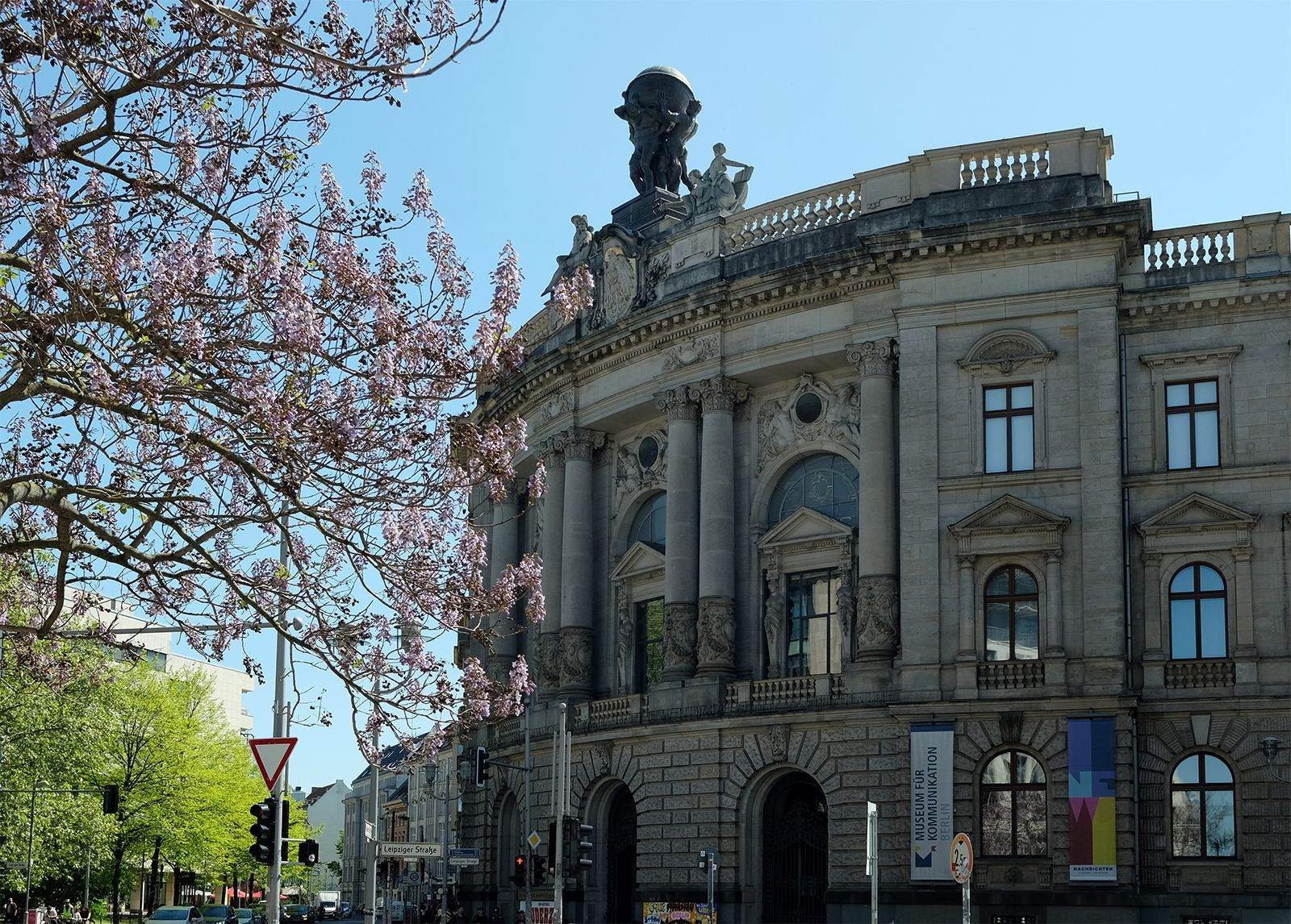 Museum für Kommunikation Berlin (seit 2000), erbaut 1871 - 1874 als Generalpostamt, später Reichspostamt/ministerium und schließlich Postamt W66; Skulptur über dem Haupteingang: »Giganten, die die Welt umfassen« von Ernst Wenck