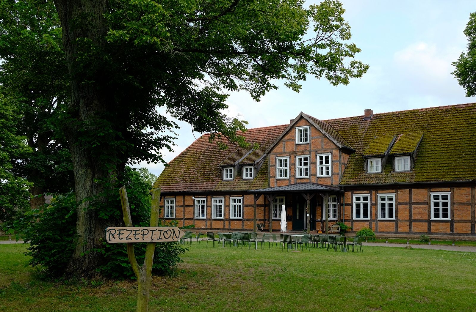 Der alte Gutshof in Woldzegarten wurde bereits vor 20 Jahren von dem Voreigentümer denkmalgerecht saniert und zu einem Hotel umgebaut; seit 2022 bietet das heutige St. Oberholz Retreat mit seinen 18 neu gestalteten Zimmern, 8 Ferienwohnungen, öffentlichen Spaces, Restaurant und Wellness-Bereich einen idealen Ort, der die Grenzen zwischen Arbeit und Urlaub aufhebt