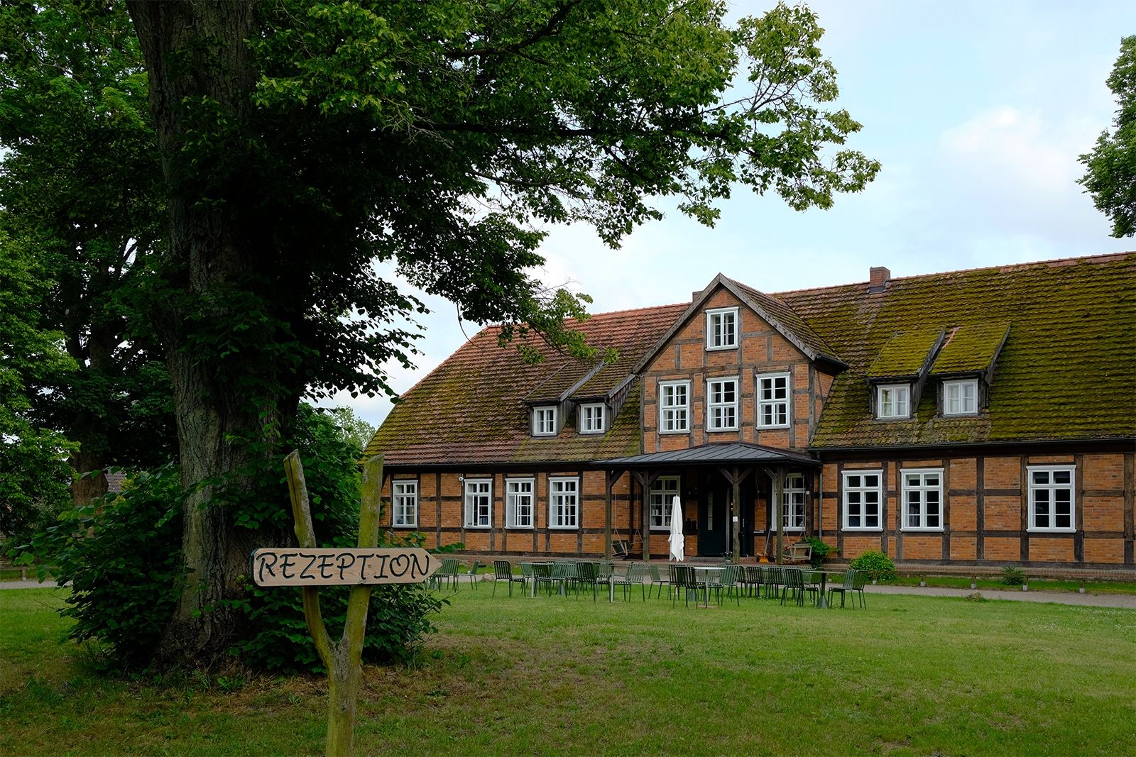 Der alte Gutshof in Woldzegarten wurde bereits vor 20 Jahren von dem Voreigentümer denkmalgerecht saniert und zu einem Hotel umgebaut; seit 2022 bietet das heutige St. Oberholz Retreat mit seinen 18 neu gestalteten Zimmern, 8 Ferienwohnungen, öffentlichen Spaces, Restaurant und Wellness-Bereich einen idealen Ort, der die Grenzen zwischen Arbeit und Urlaub aufhebt