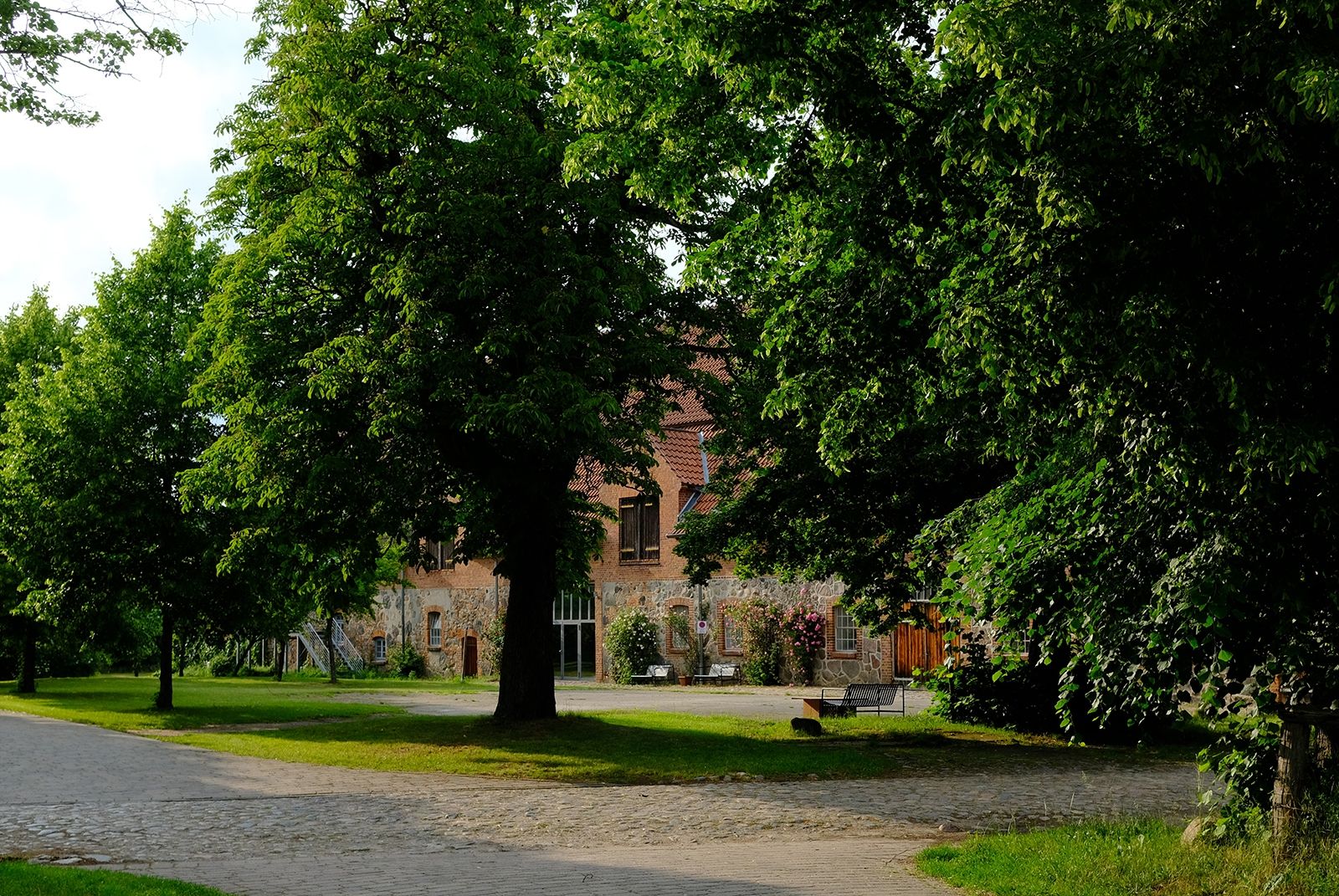 Zum Gebäude-Ensemble gehört der ehemalige Schafstall, in dem sich Ferienwohnungen, Arbeits- und Aufenthaltsbereiche (mit Tischtennisplatte & Yogamatten) und das super hübsche Spielzimmer für Kinder befinden