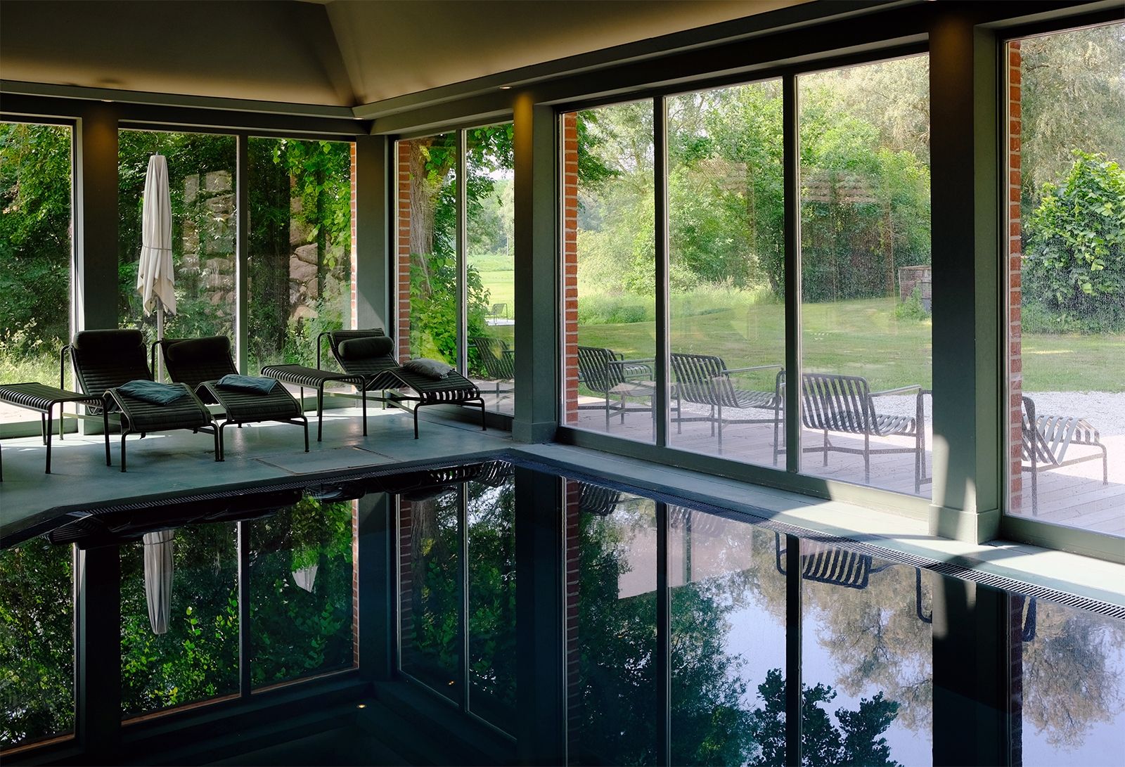 Pool, Saunas, Ruheräume, Terrassen mit Weitblick und wer möchte, meldet sich zur Spa-Behandlung an