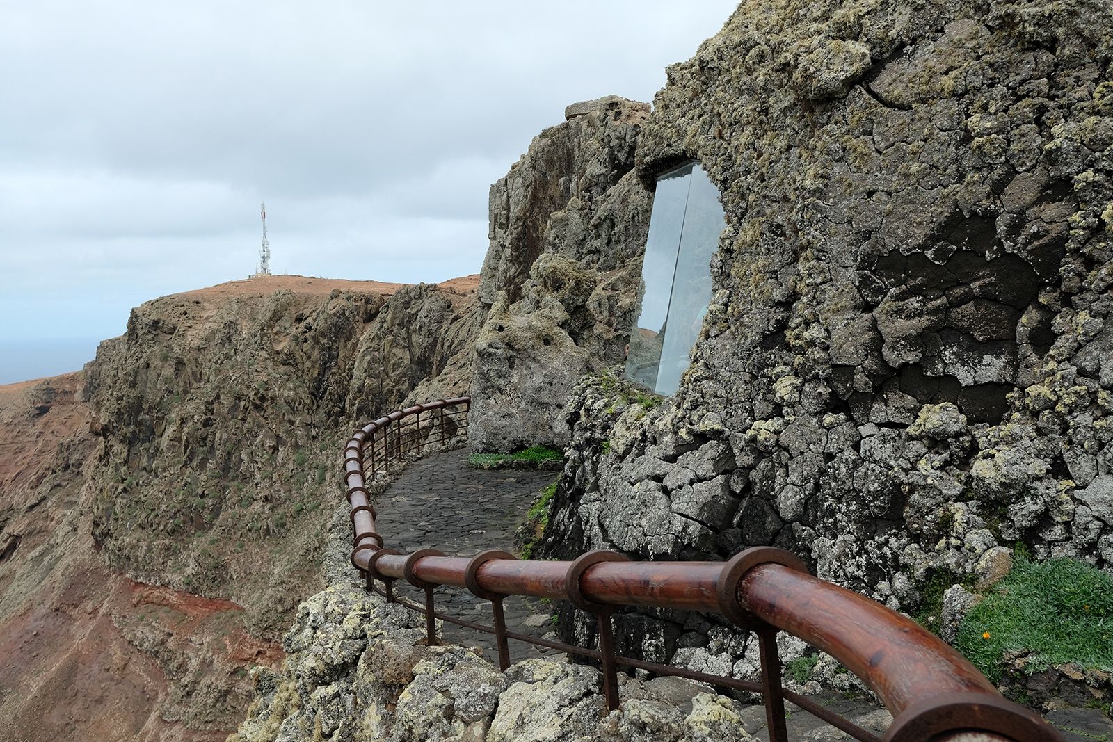 Aussichtspunkt Mirador del Rio: In fast 500 Metern Höhe schwebt das mit dem Felsen verschmelzende Bauwerk im Norden Lanzarotes über dem Meer