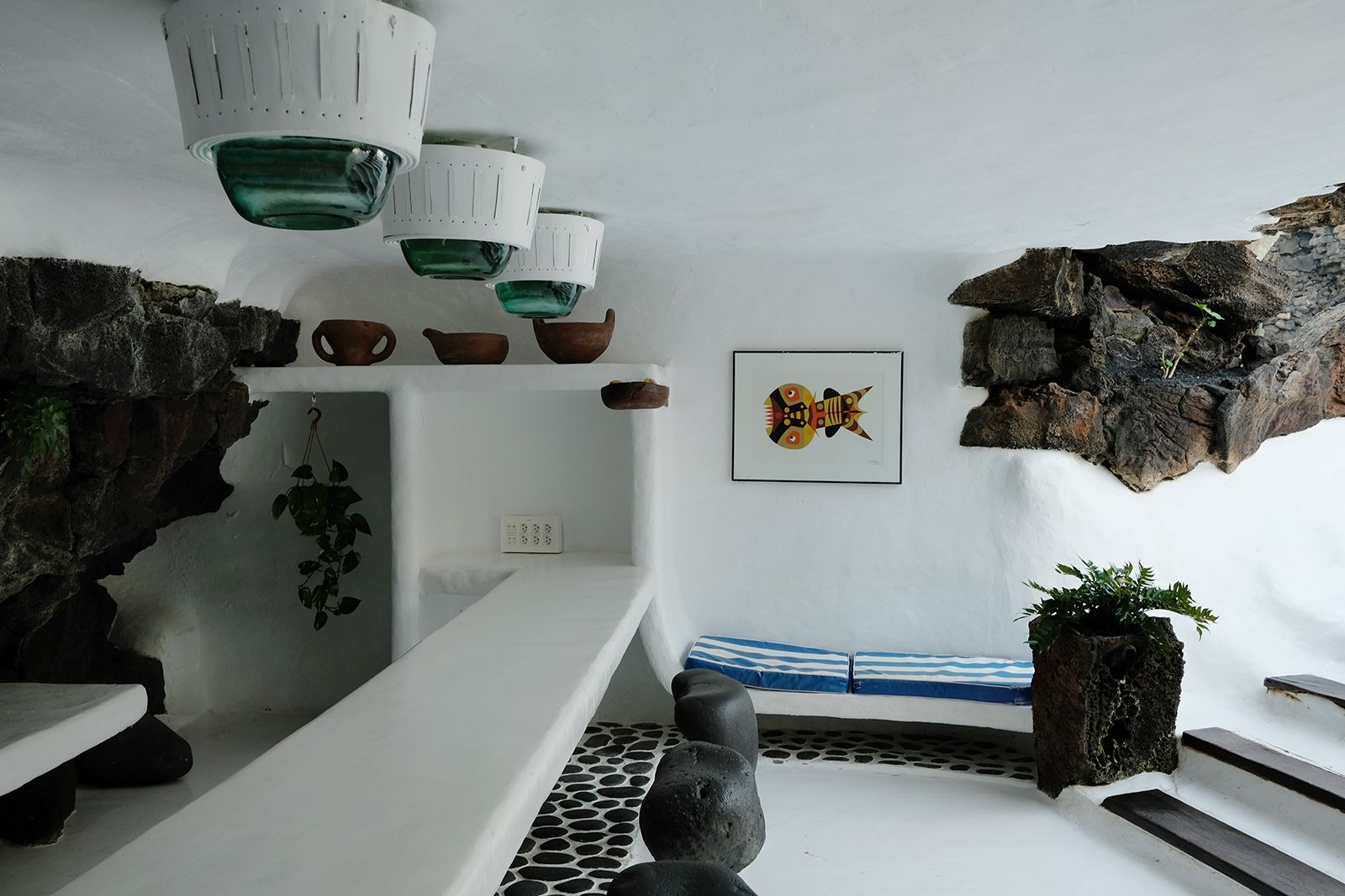 Immer wiederkehrend: die Gestaltung mit Kontrasten und der respektvolle Umgang mit den Gegebenheiten der Natur; Bar, Jameos del Agua