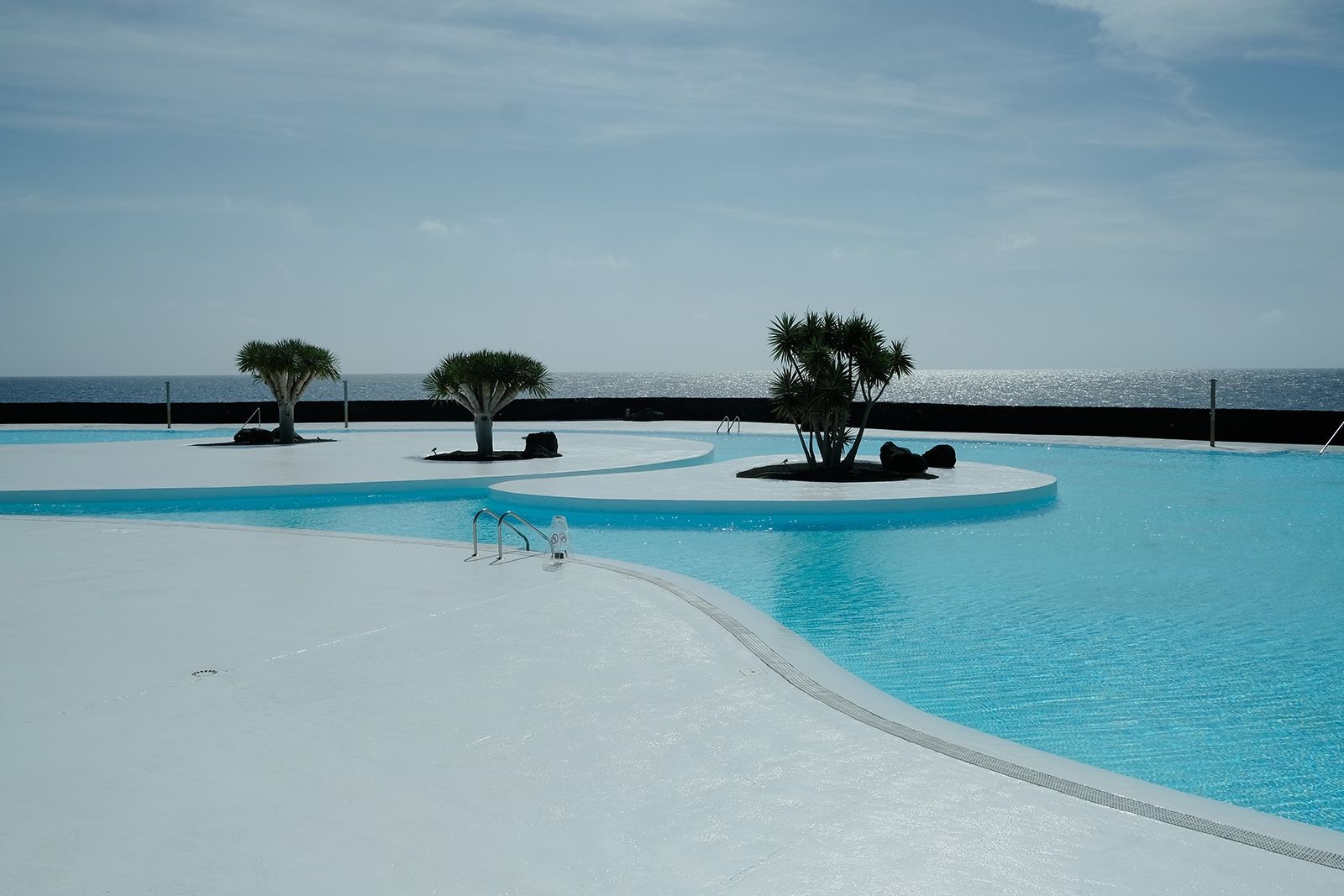 Islote de Fermina: Eine in den 1970er-Jahren von César Manrique entworfene, künstlich angelegte Insel, die über eine Brücke erreichbar ist; heute vereint der spektakuläre Ort Kultur, Freizeit, Gastronomie und Natur in der Marina von Arrecife; leider sind die Pools nicht mehr zum Schwimmen freigegeben