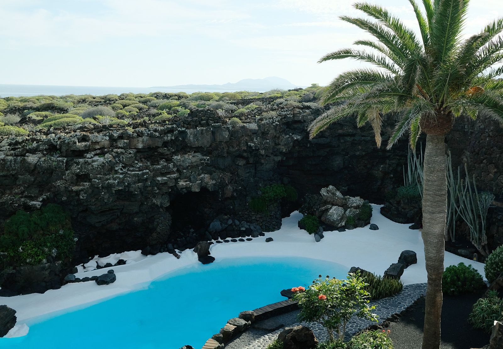 César Manriques immer wiederkehrenden Farben: Lavaschwarz, kalkweiß, palmgrün und poolwasserblau  