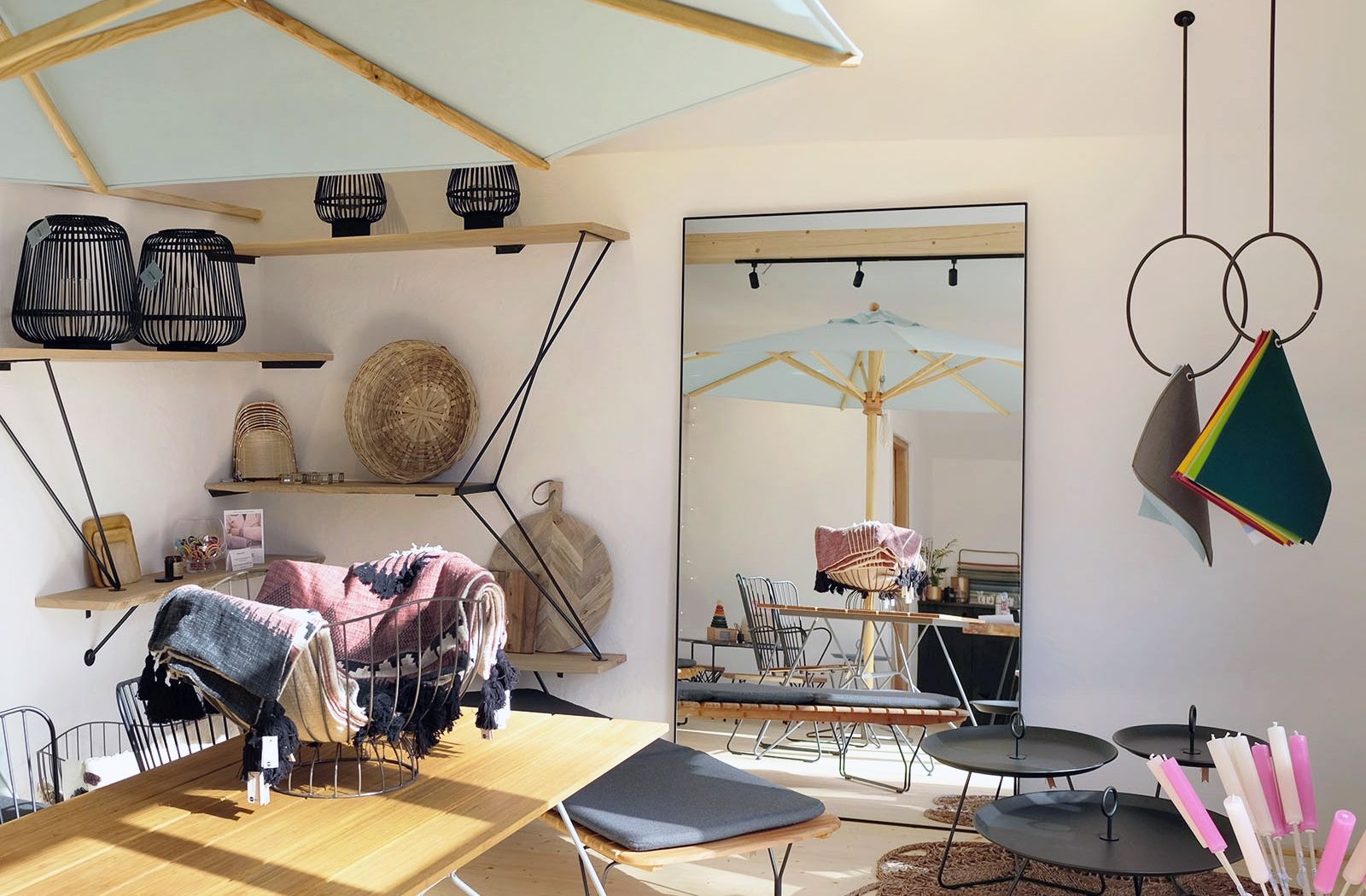 Im Februar fertiggestellter Showroom im alten »Milchhäusl« – handgefertigte Chiemsee Schirme, Möbel und Accessoires aus Holz und Stahl von artmetall, Outdoormöbel des dänischen Herstellers Houe und viele andere schöne Dinge