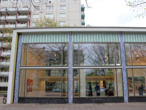 Auf dem Weg von Lichtenberg nach Schöneberg: Galerie 'Capitain Petzel GBR', Karl-Marx-Allee 45. Noch bis zum 18.06.2013 könnt Ihr die erste Einzelausstellung von Maria Lassnig bestaunen, einer 'Grand Dame' der Kunstszene. 1919 geboren, lebt und arbeitet Lassnig nach Aufenthalten in Paris und New York jetzt in Österreich. Die Galerie zeigt 11 großformatige Gemälde, die in den letzten drei Jahren entstanden sind. Die Künstlerin befasst sich mit den Geschlechterrollen in der für sie charakteristischen Farbigkeit vor monochromen Hintergrund.
Die Galerieräume sind ebenfalls sehenswert. Der sozialistische Glasbau zieht seine Besucher förmlich hinein...