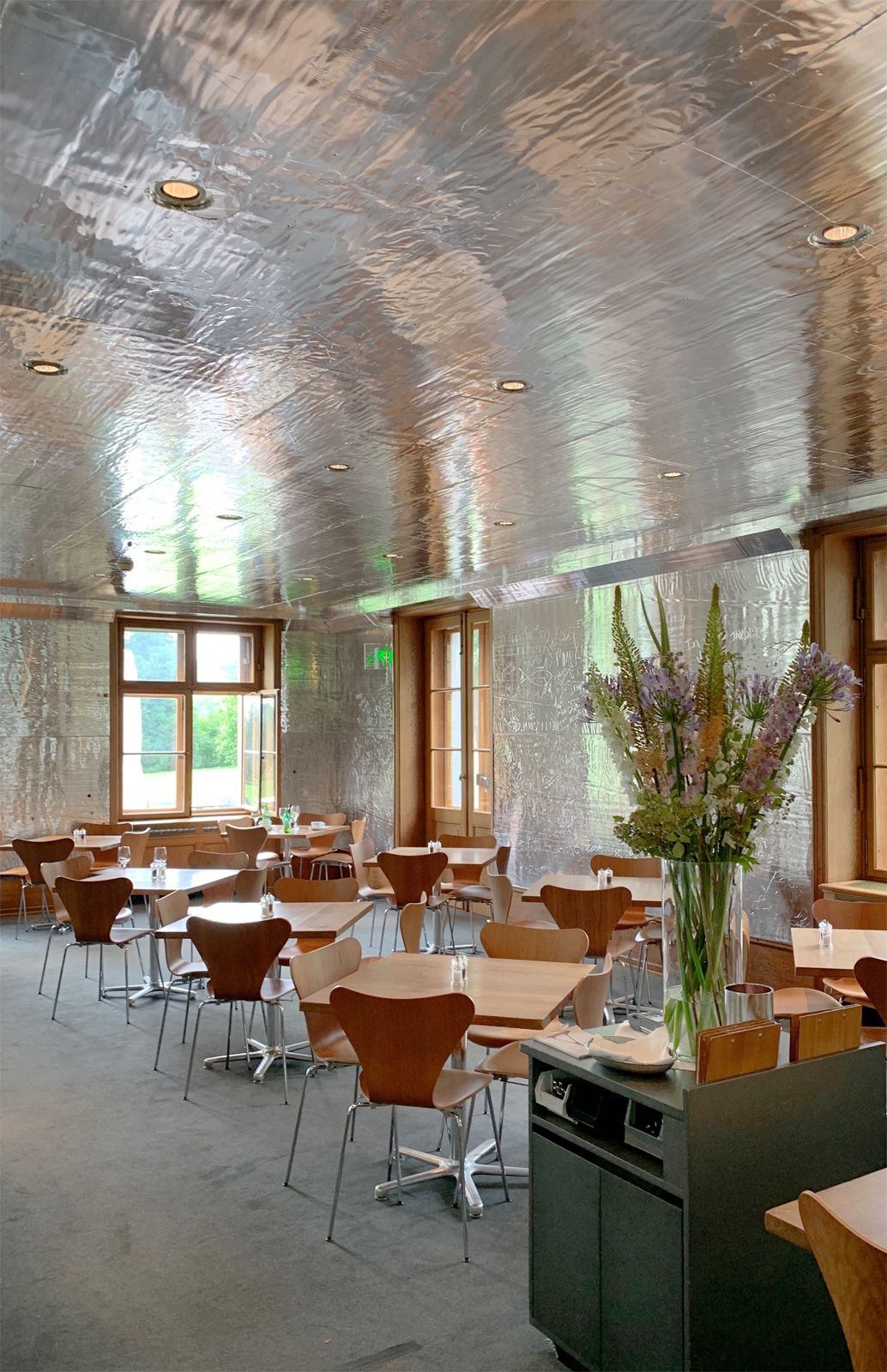 Für einige Wochen wurden die Wände des Museumsrestaurants zu Kunstwerken Rudolf Stingels (mit Aluminium beschichtete Schaumstoffplatten, Einritzungen), derzeit wegen Renovierungsarbeiten geschlossen