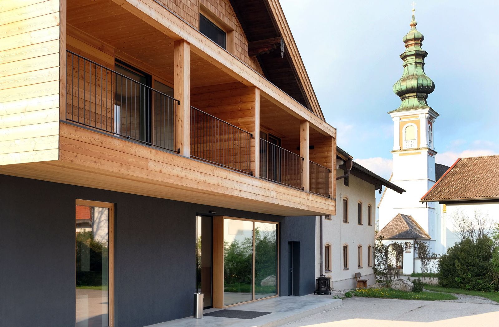 Moderne Architektur neben der Gadener Dorfkirche