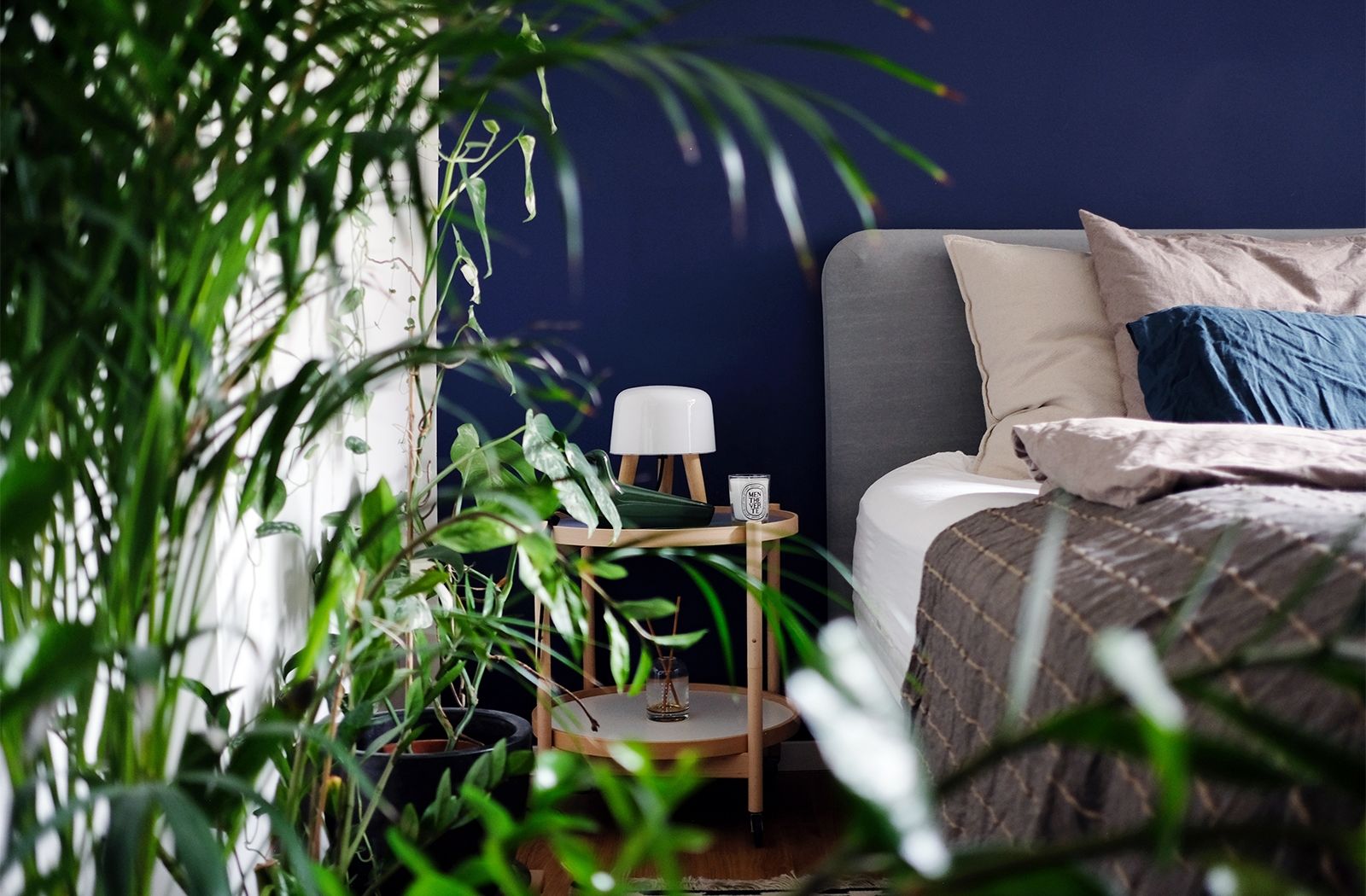Schlafzimmer in Grün und Blau – Pflanzen, Wandfarbe von Kolorat, Bølling Tray Table (Brdr. Krüger), Milk Tischleuchte (& Tradition), Bett von Treca Paris