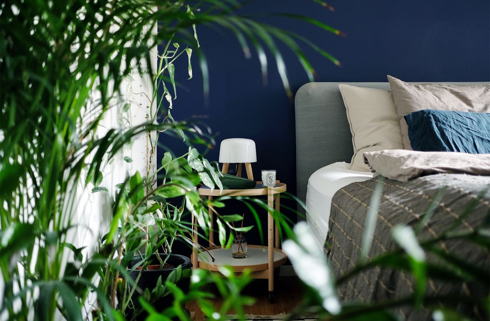 Schlafzimmer in Grün und Blau – Pflanzen, Wandfarbe von Kolorat, Bølling Tray Table (Brdr. Krüger), Milk Tischleuchte (& Tradition), Bett von Treca Paris