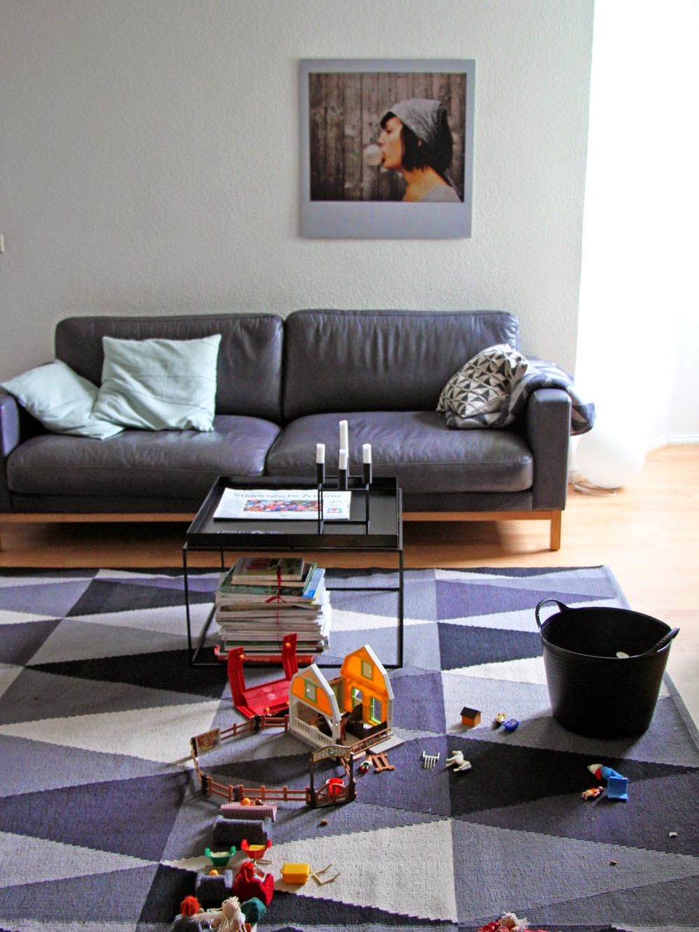 Das Bild 'Bubble Girl' an der Wand und die Playmos auf dem Teppich!