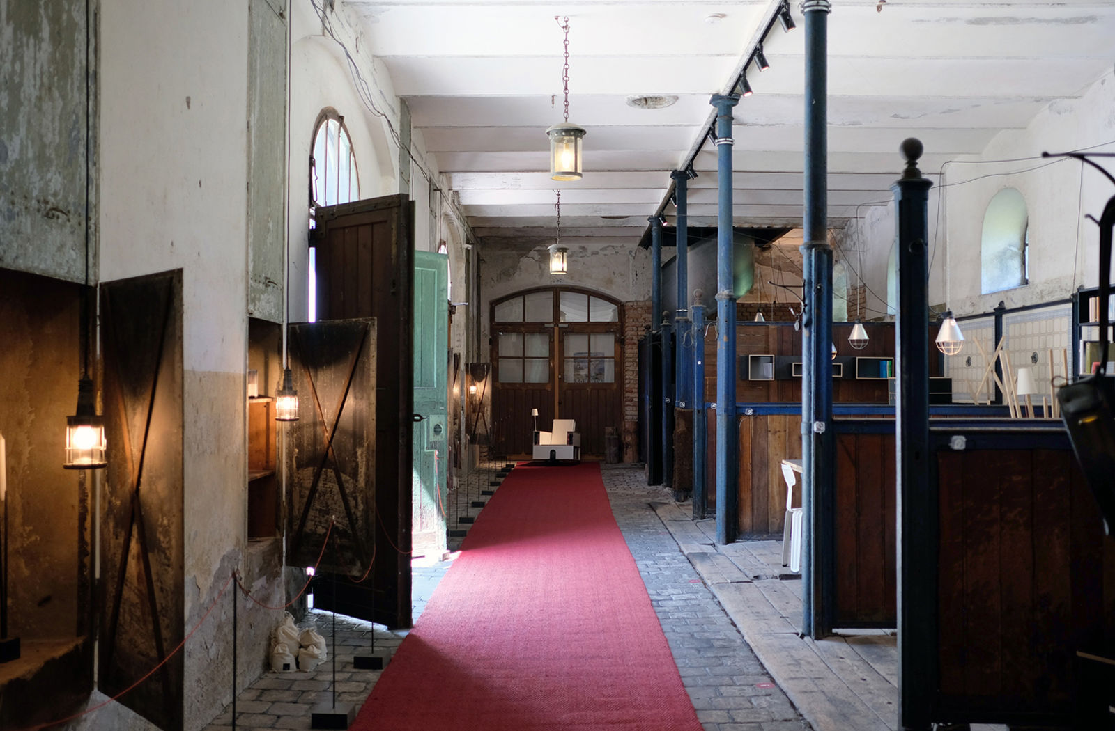 Ausstellung im ehemaligen Stallgebäude, Lesesessel »Bookinist«, Design Nils Holger Moormann