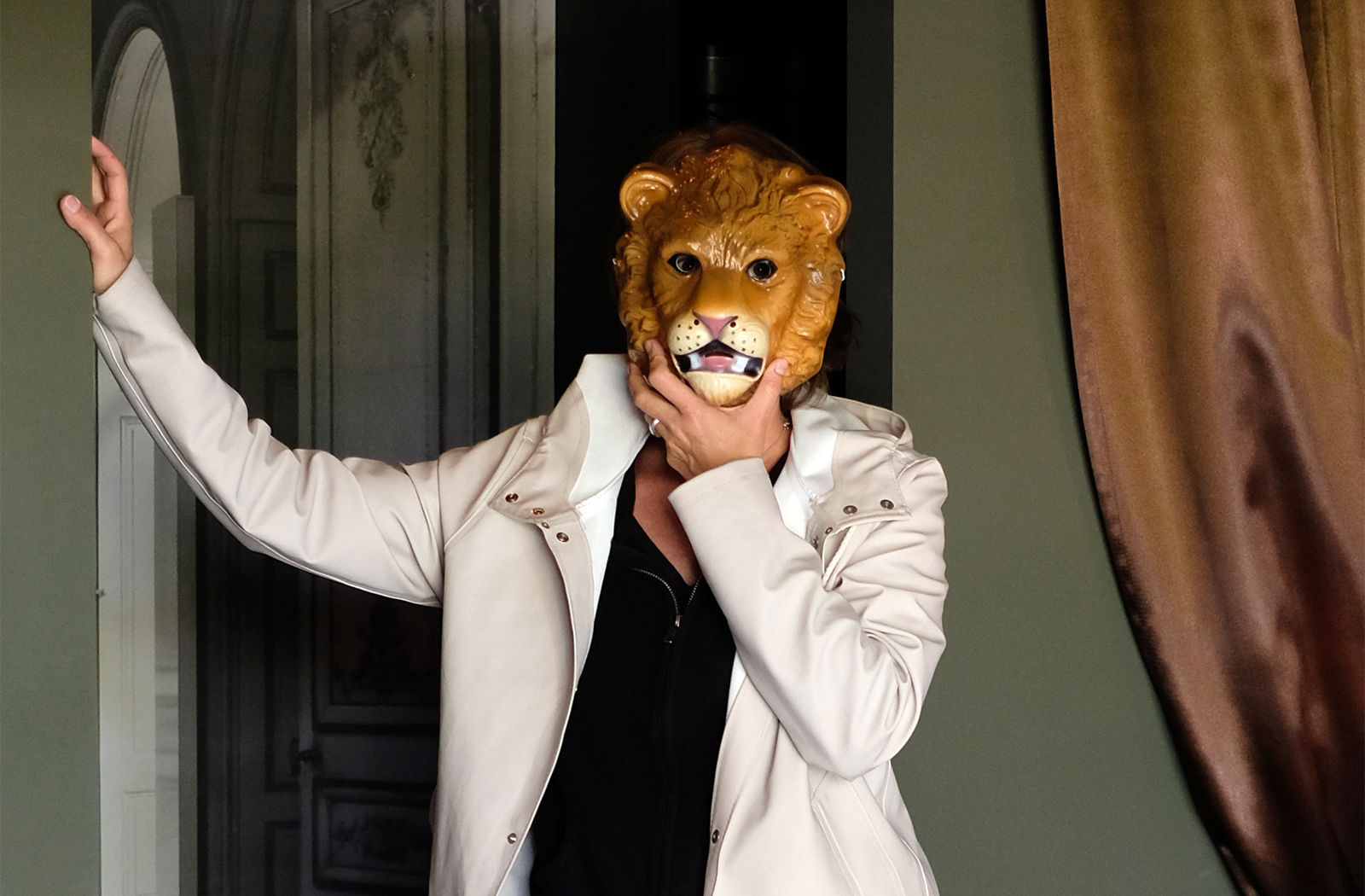 Stutterheim & Löwenmaske – Nomads Apt. Berlin