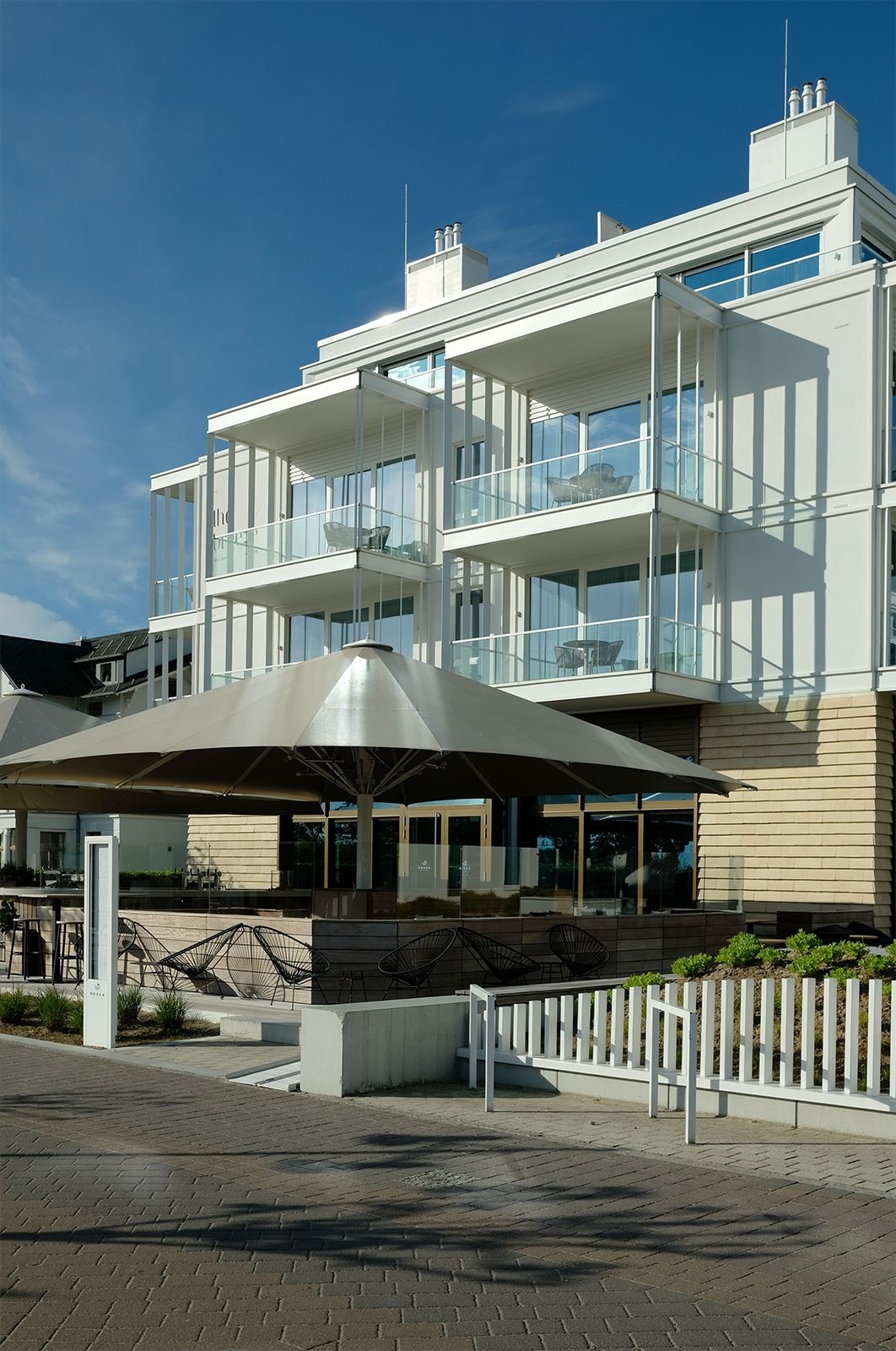 Balkone mit Blick über die Dünen auf die Ostsee; die Terrasse des Restaurants BRACA lädt vom Frühstück bis zum Dinner auch Gäste, die nicht im Hotel wohnen, herzlich ein, sich niederzulassen und zu genießen
