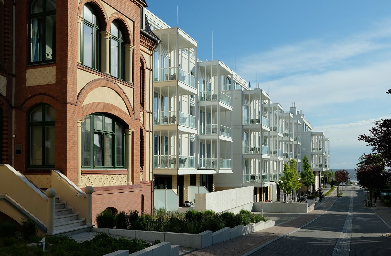 Historische Bäderarchitektur trifft auf modernen Baustil direkt an der Strandpromenade: Das Ahlbecker Hotel the breeze bietet insgesamt 127 Apartments, verteilt auf die unter Denkmalschutz stehende Villa Frithjof und die angrenzenden Häuser des (bis) 2023 errichteten Gebäudekomplexes