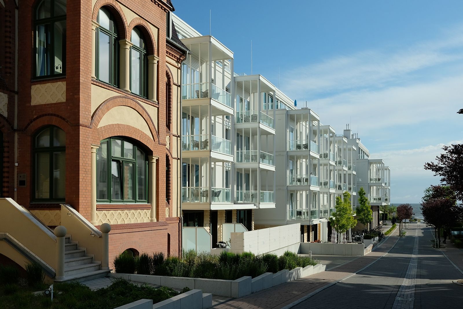 Historische Bäderarchitektur trifft auf modernen Baustil direkt an der Strandpromenade: Das Ahlbecker Hotel the breeze bietet insgesamt 127 Apartments, verteilt auf die unter Denkmalschutz stehende Villa Frithjof und die angrenzenden Häuser des (bis) 2023 errichteten Gebäudekomplexes