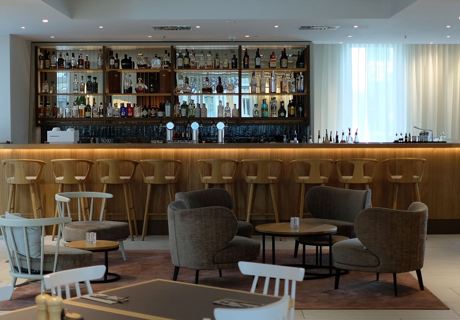 Hell und skandinavisch leicht kommt das Interiordesign des Hotels daher