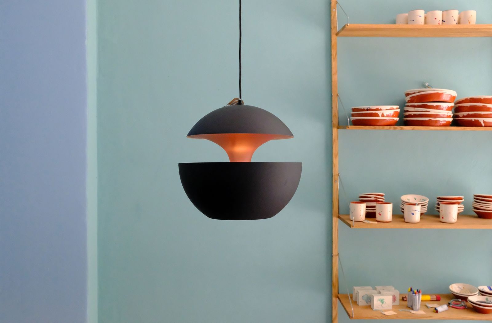 Pendelleuchte »Here come the sun«, Design Bertrand Balas, schöne (selbst entwickelte) Pastelltöne an den Wänden