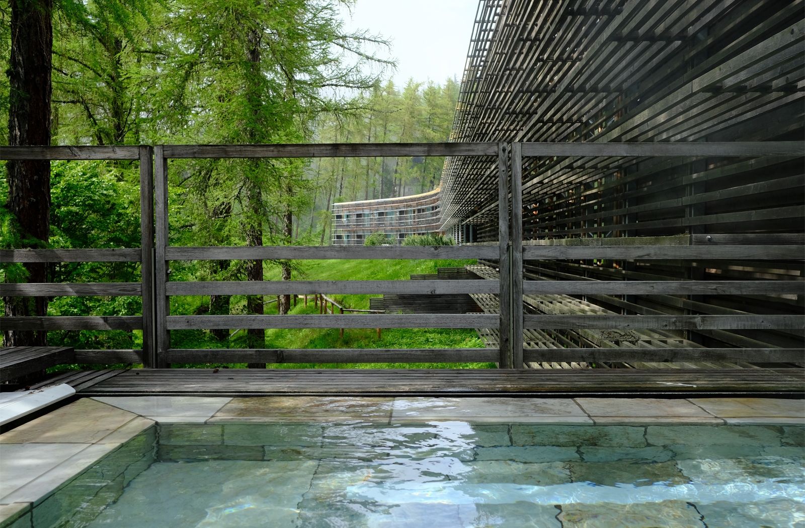 Wie ein liegender Baumstamm fügt sich das von Architekt Matteo Thun gestaltete Hotel in die Natur ein