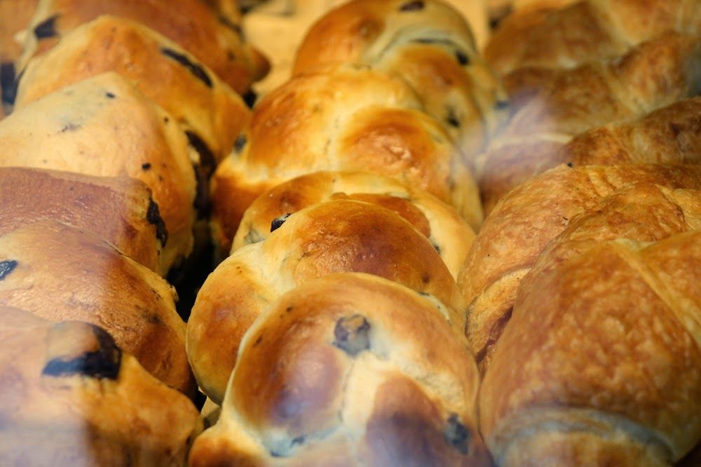 Rosinenknoten & Croissants – Blick durch das Vitrinenglas...